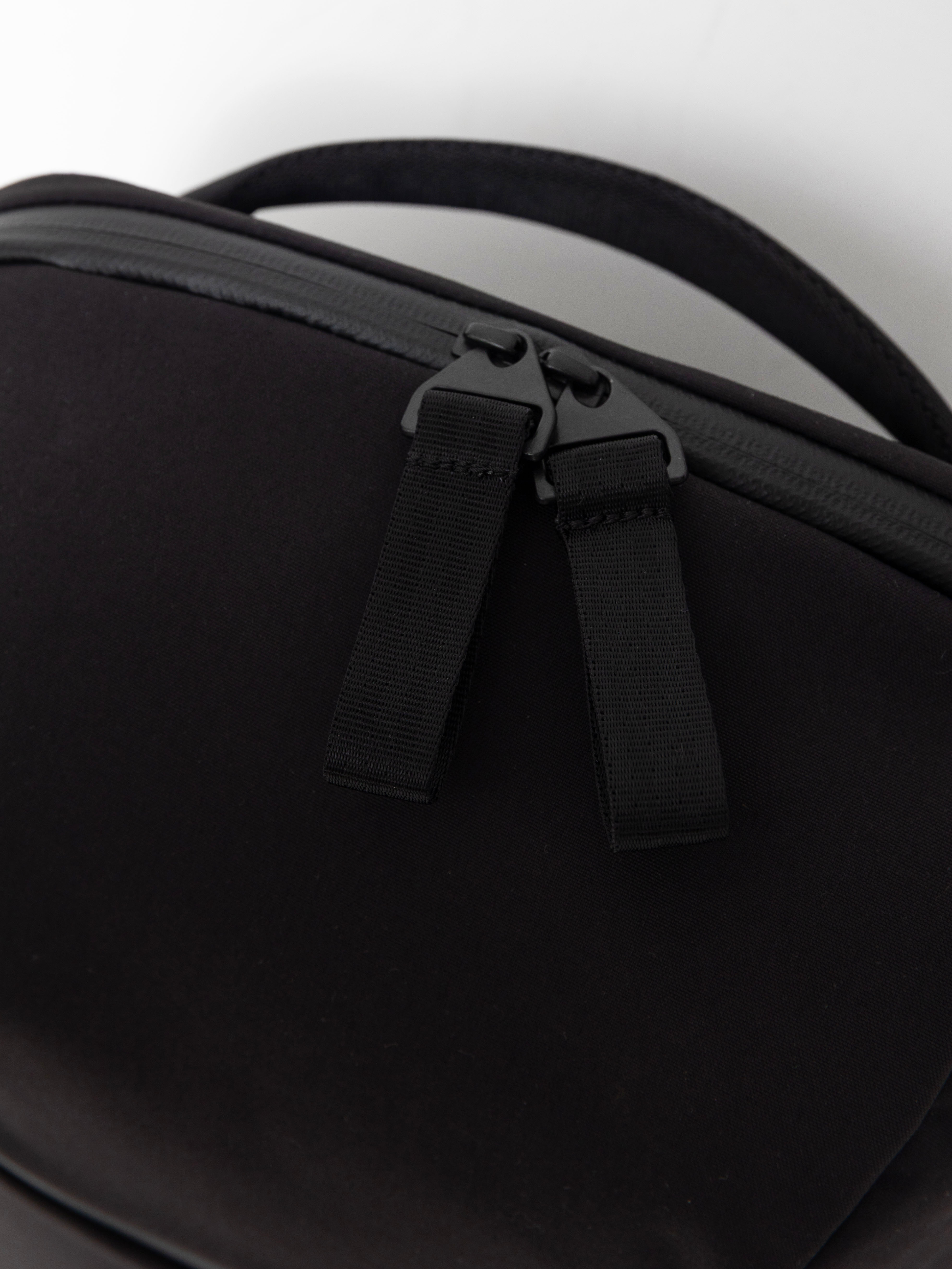 PinqPonq Kontor Backpack (solid black)