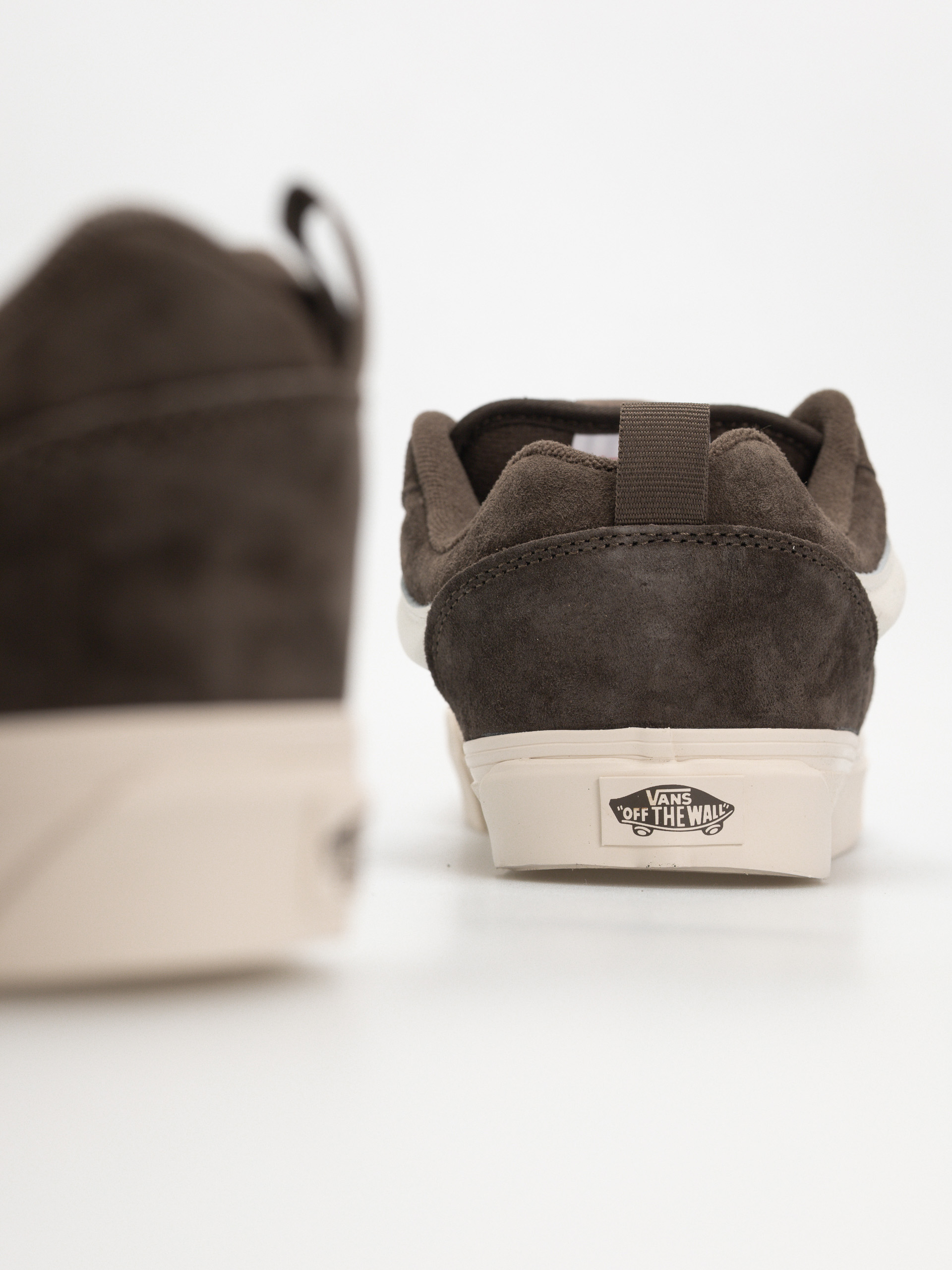 Vans Knu Skool Shoes (pig suede coal brown)