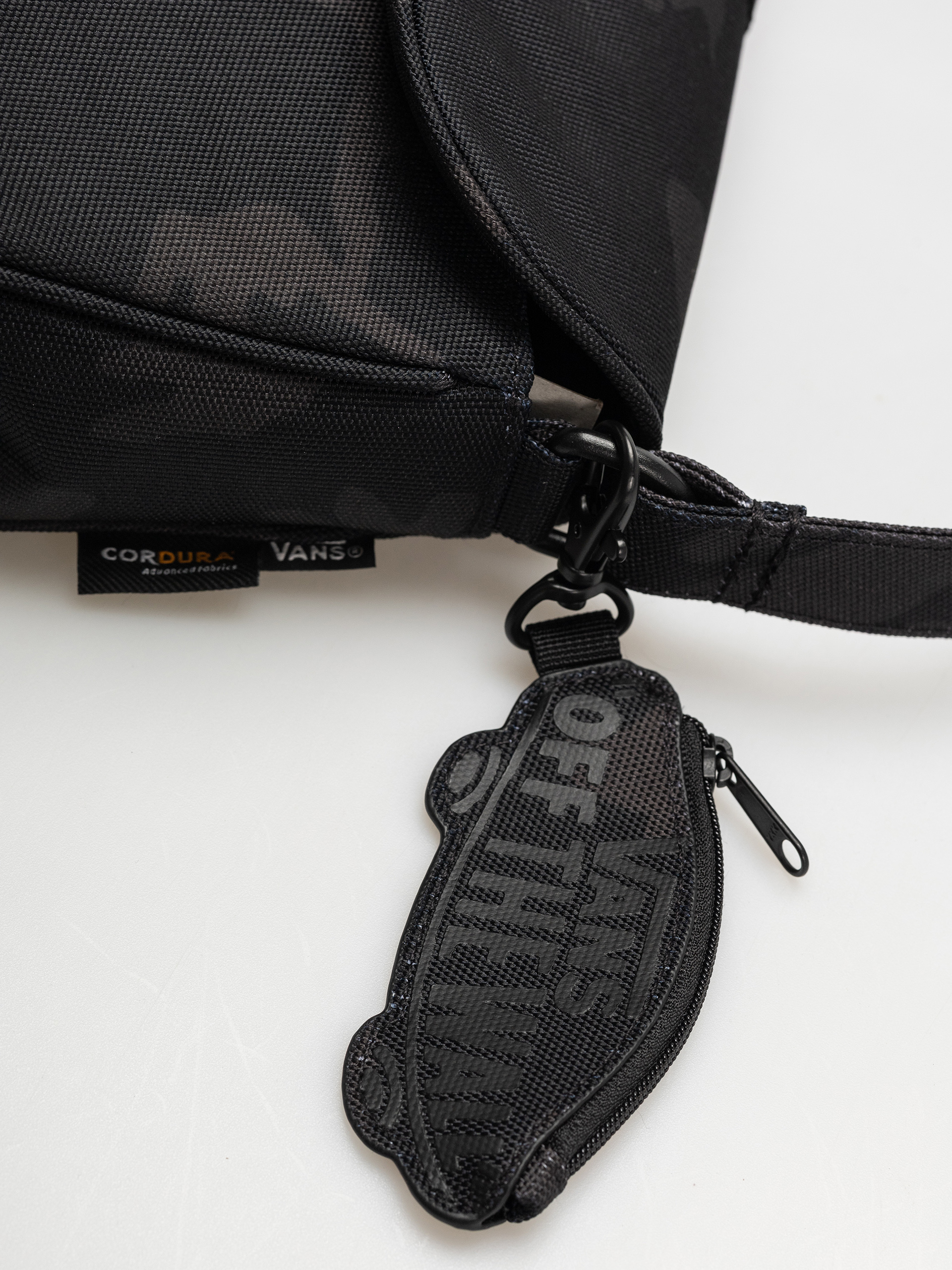 Vans Schultertasche Hooked On Bag (black camo)
