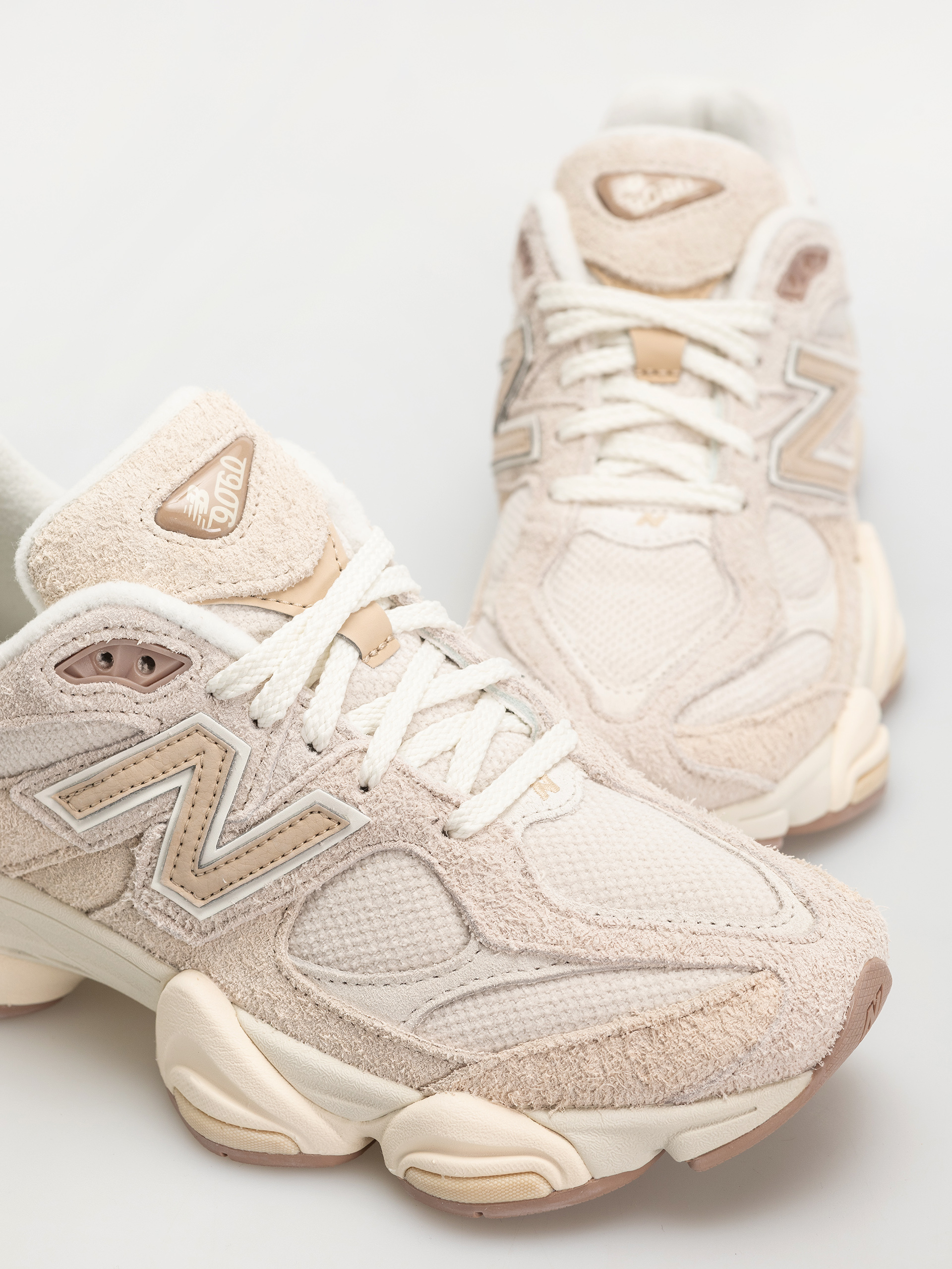 New Balance 9060 Shoes (bisque)