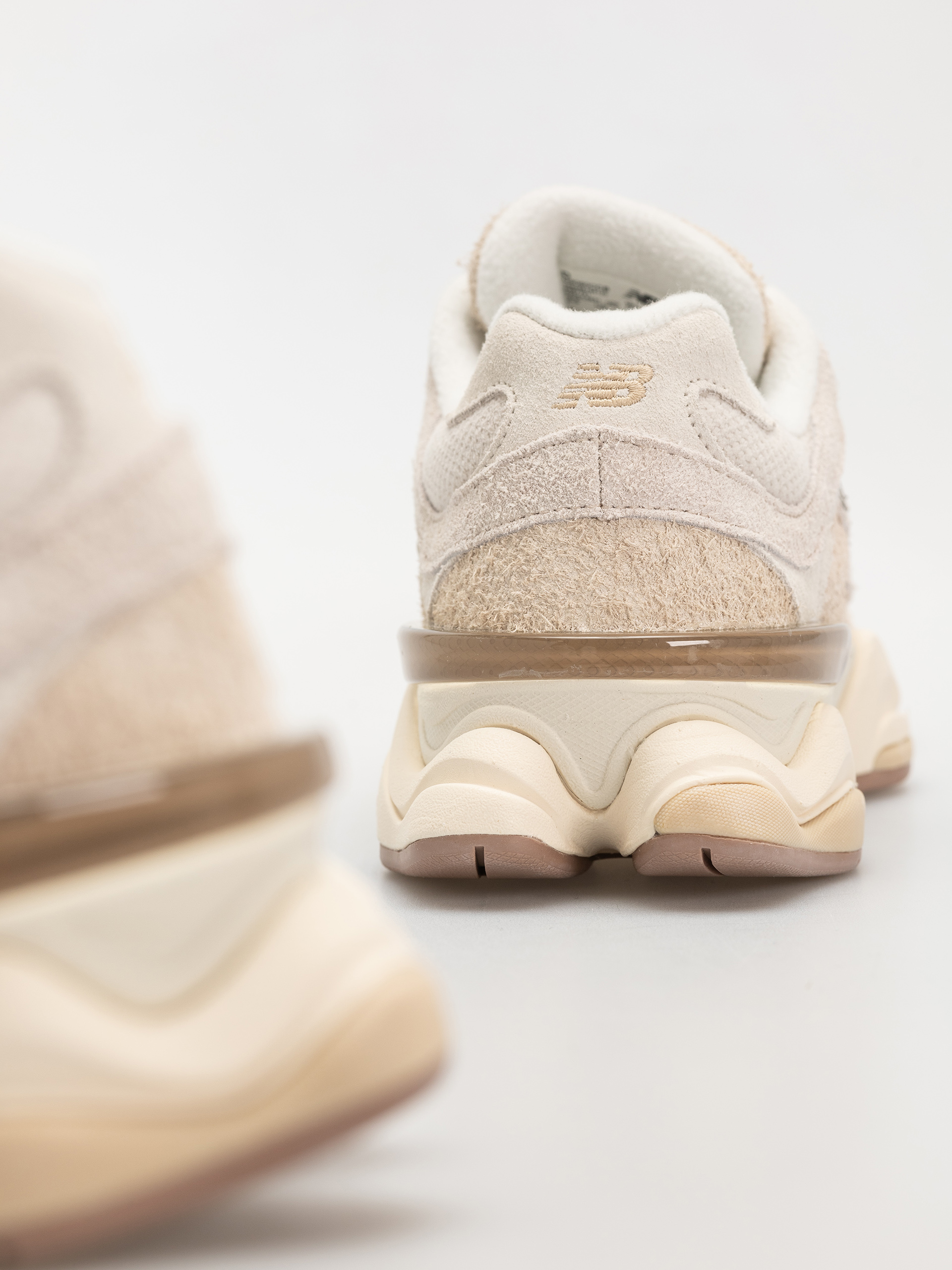 New Balance 9060 Shoes (bisque)