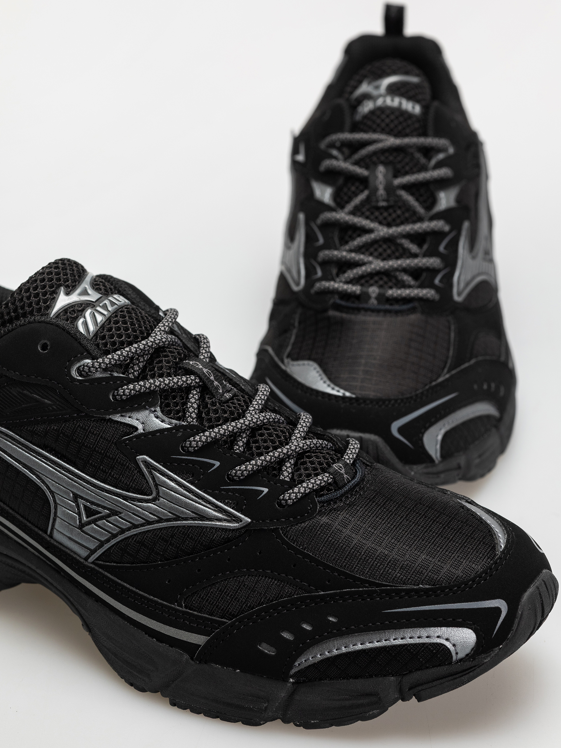 Mizuno MXR Tech Shoes (black/metallic gray)
