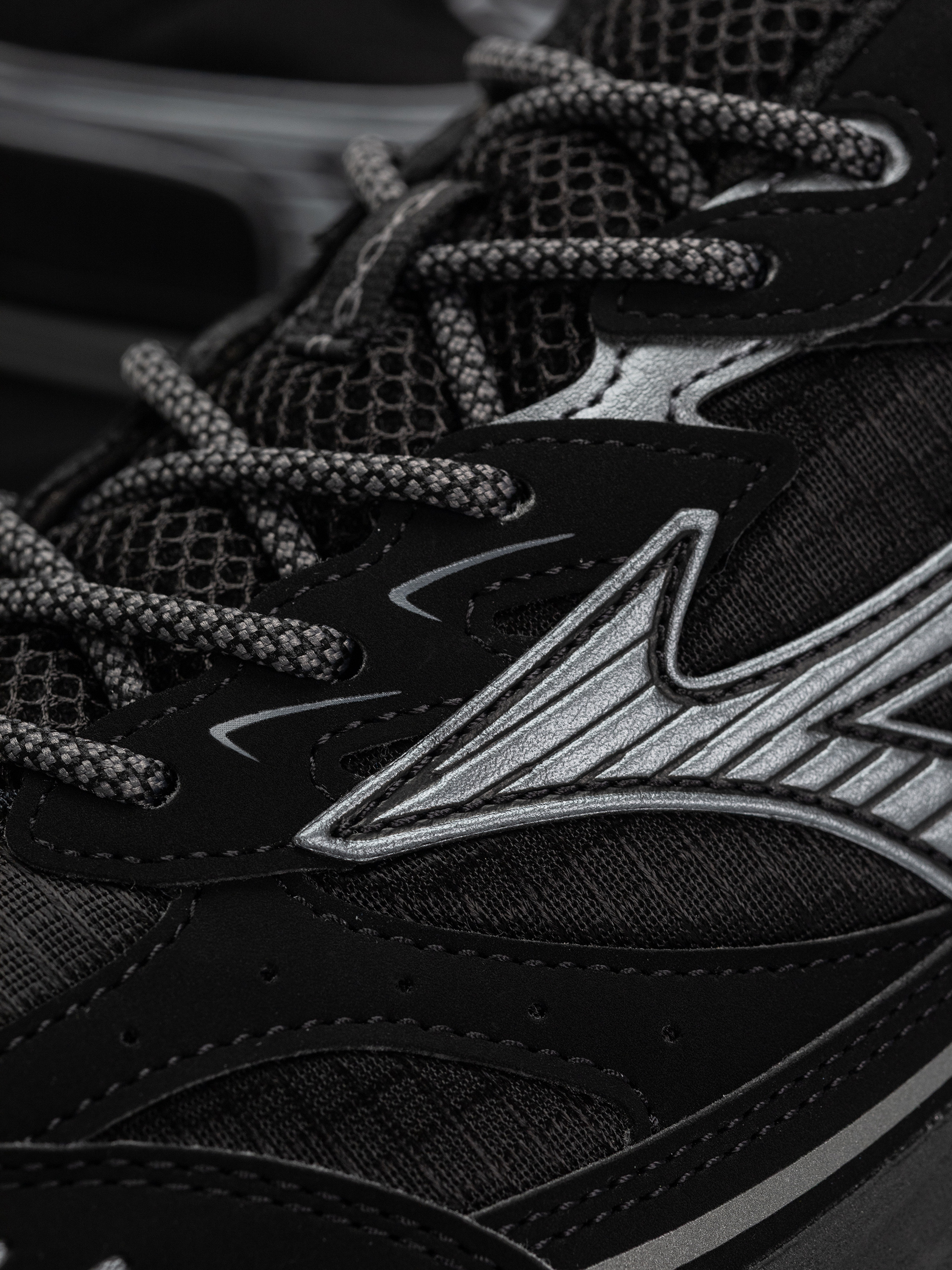 Mizuno MXR Tech Shoes (black/metallic gray)