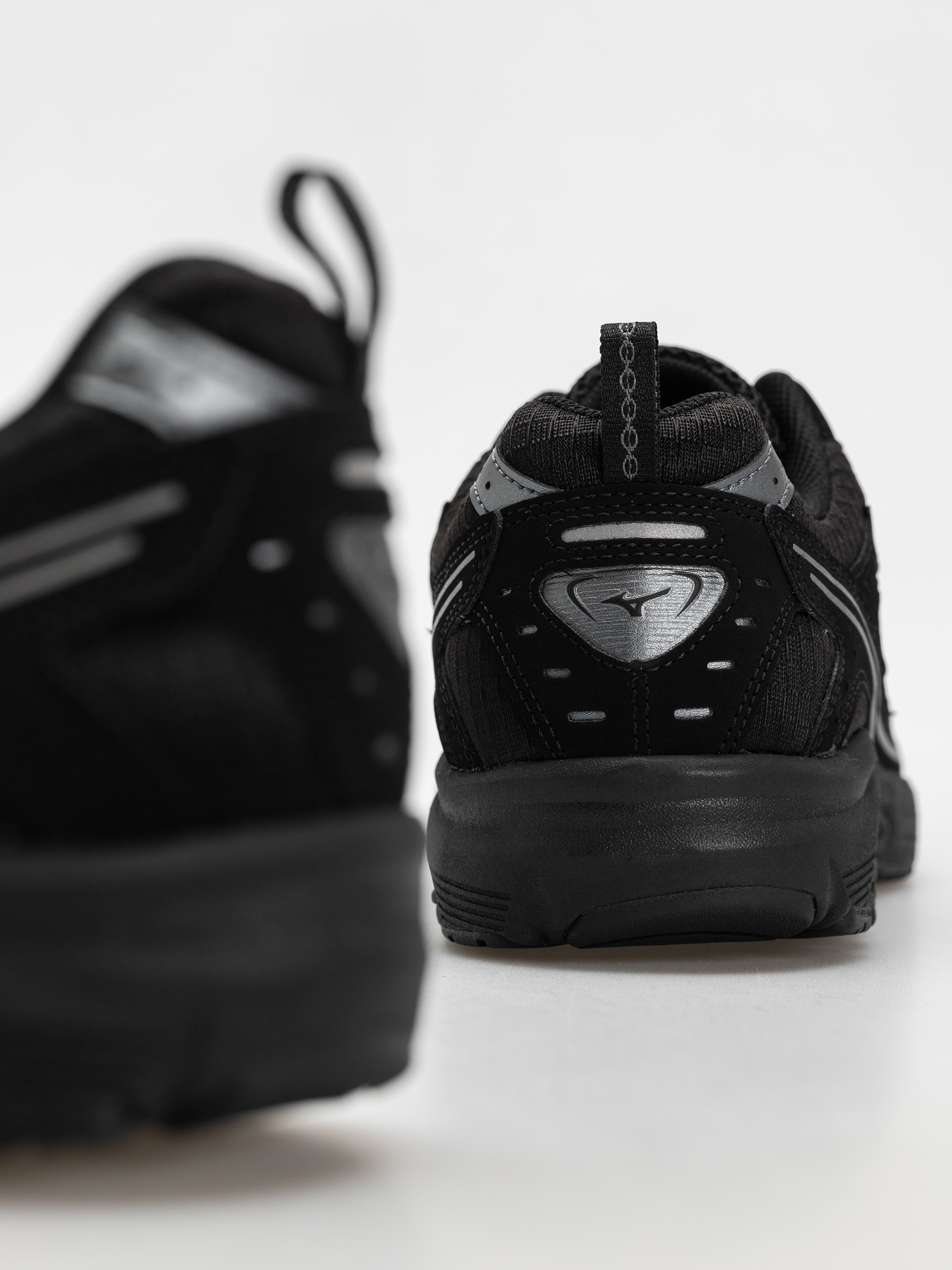 Mizuno MXR Tech Schuhe (black/metallic gray)