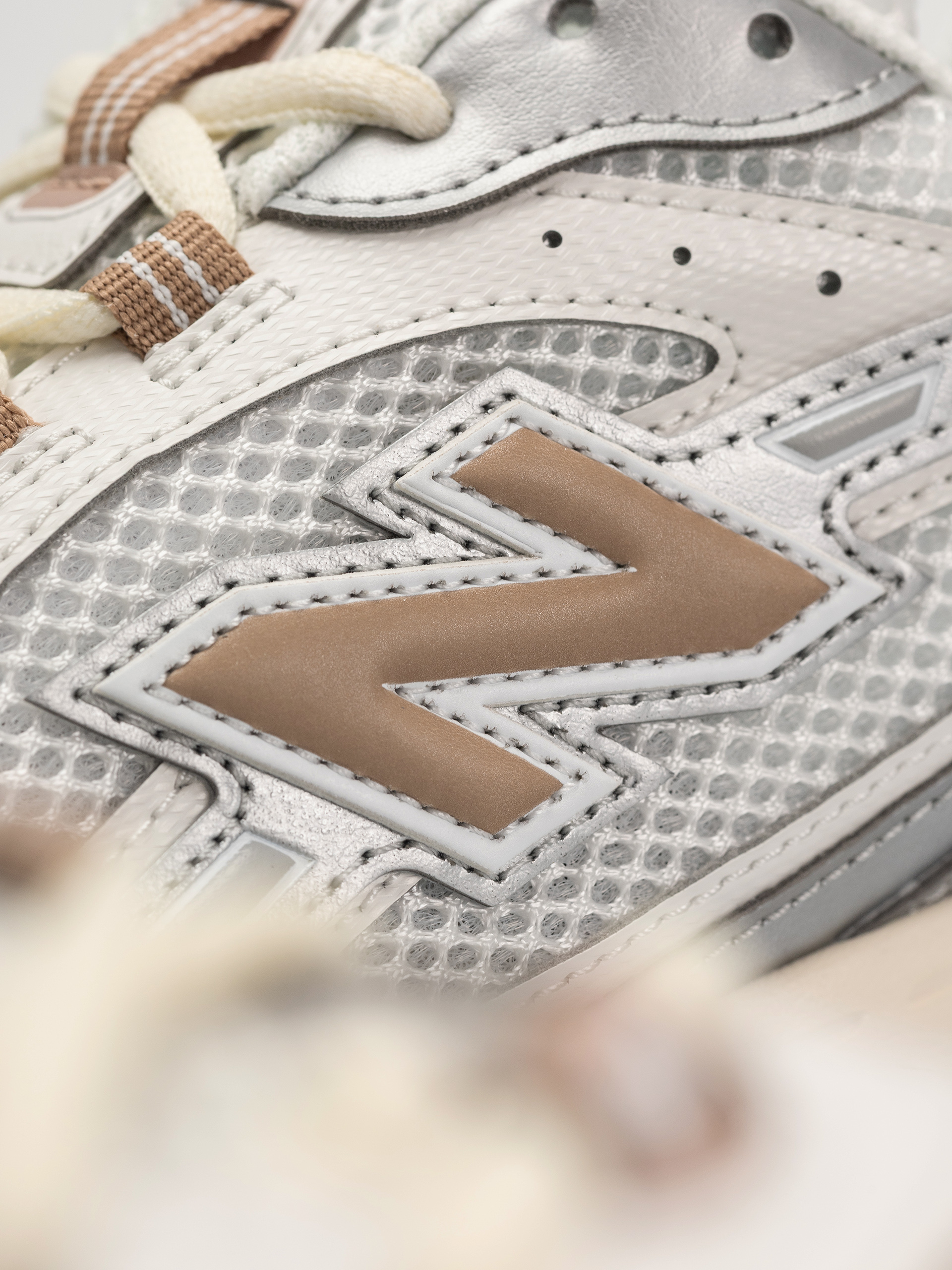 New Balance 204 Shoes (silver metallic)