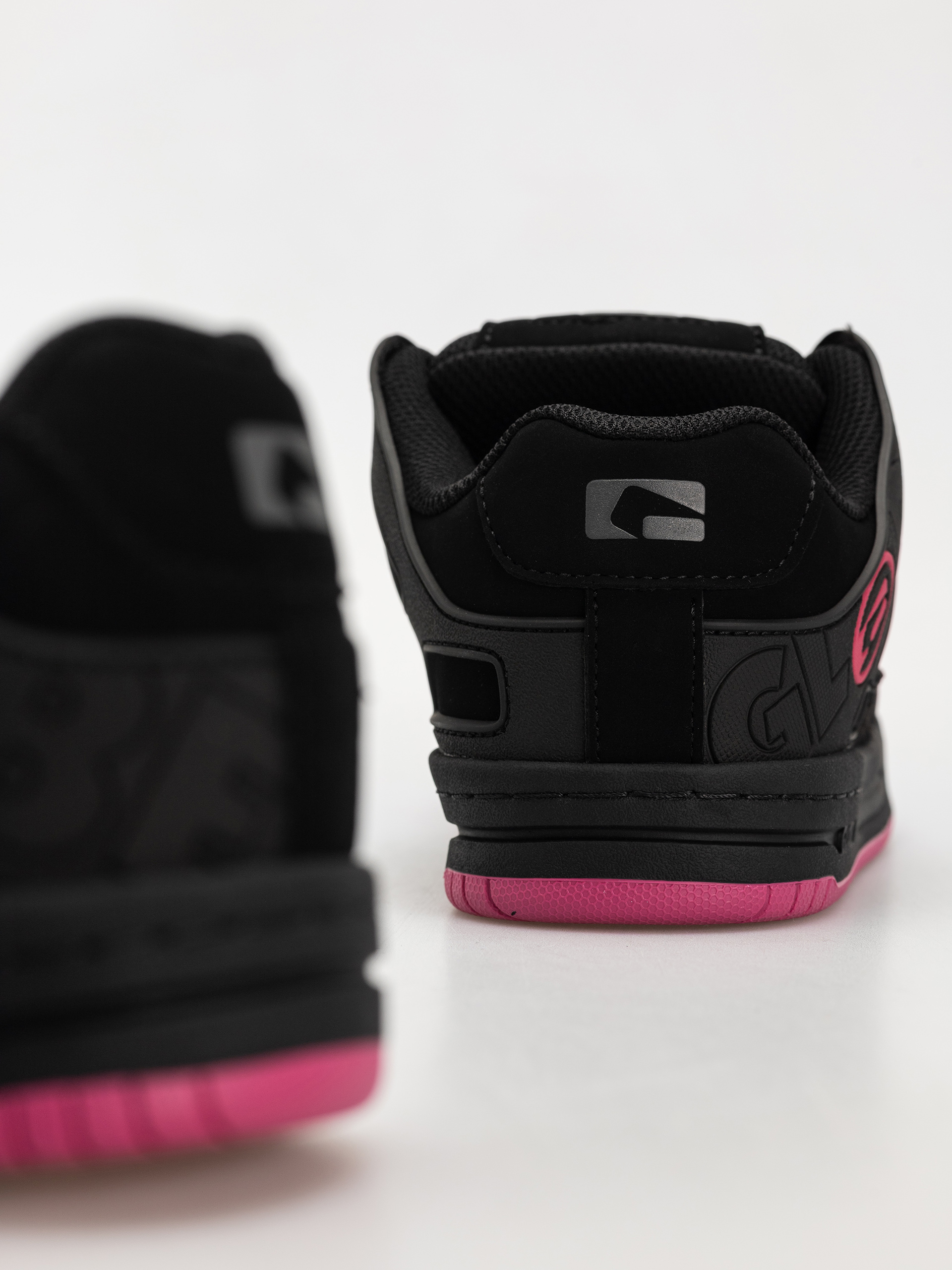Globe Tilt Schuhe (black/black/pink)