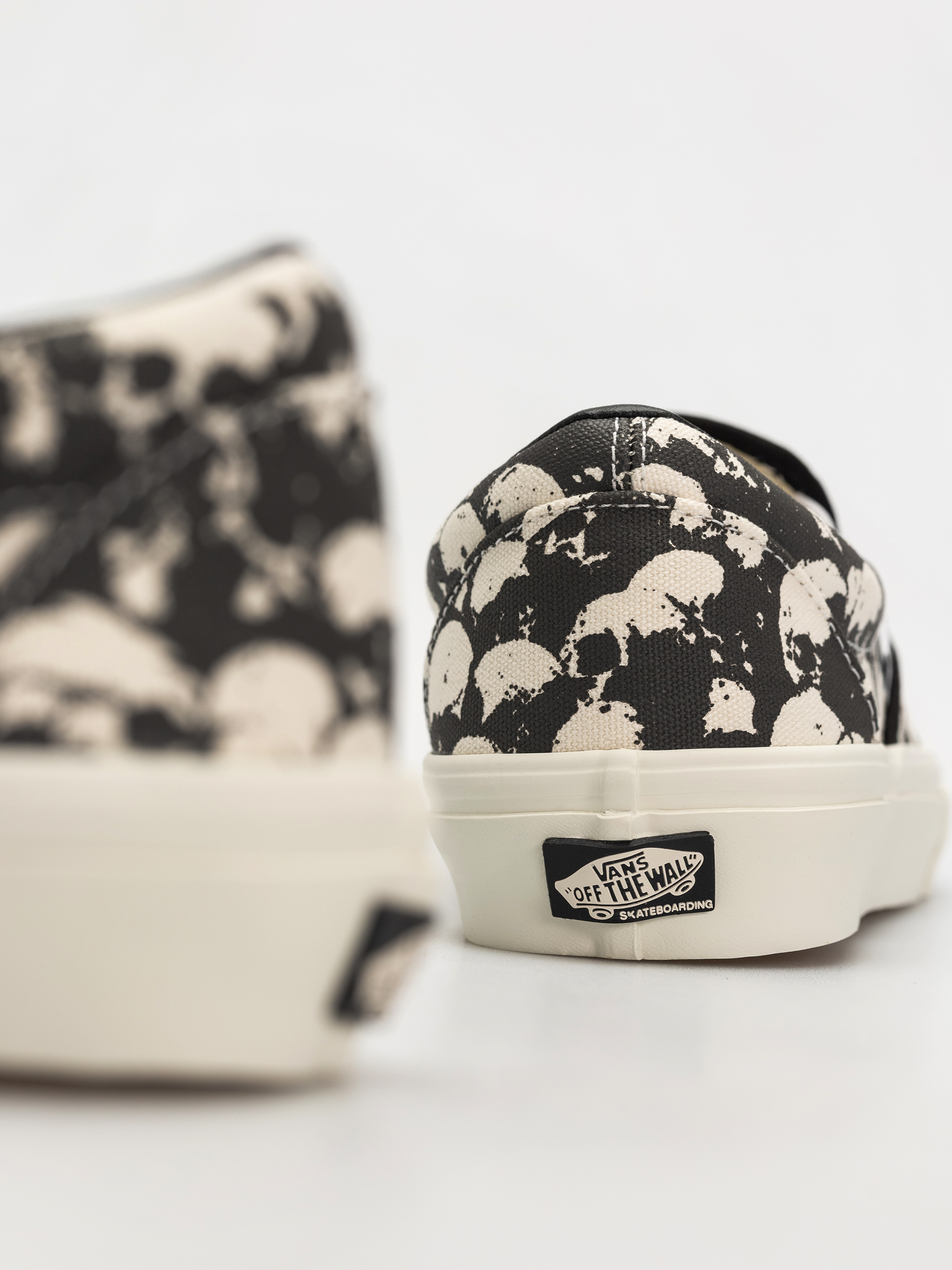 Vans Skate Slip On Shoes (skull pile black/white/gum)