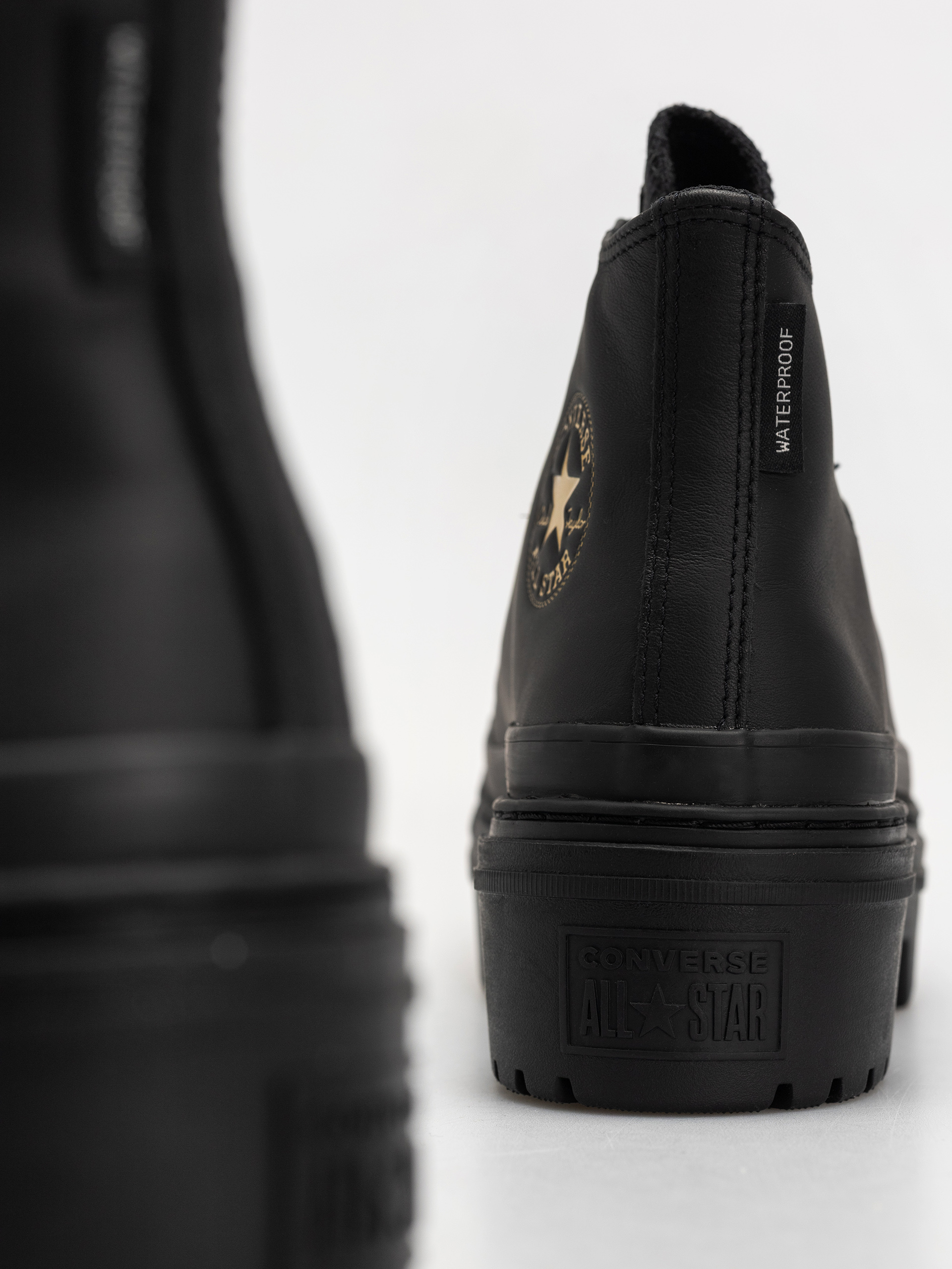 Converse Shoes Chuck Taylor All Star Lugged Heel Wmn (black/black/gold)