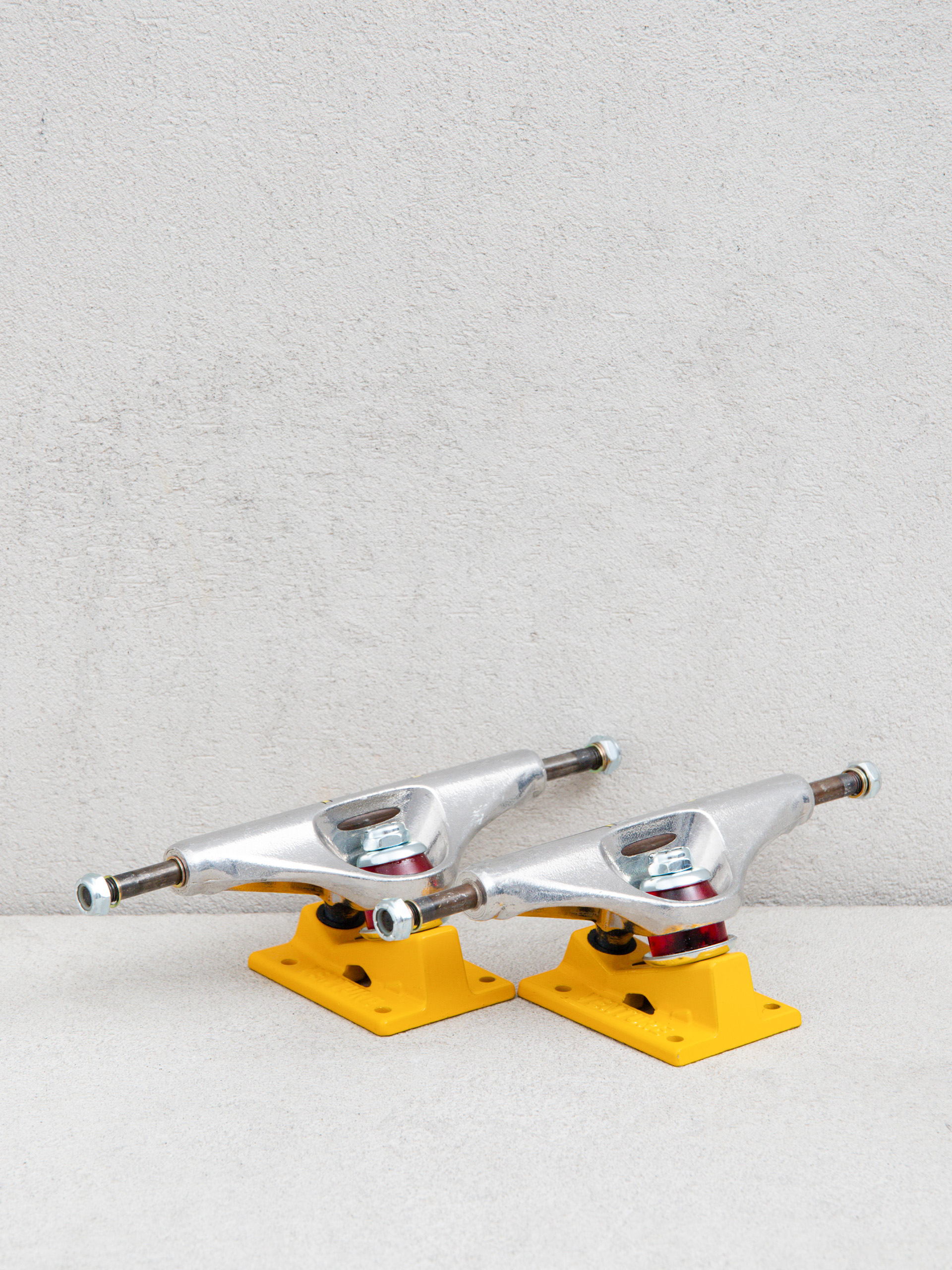 Venture Full Bleed Trucks (polished/yellow)