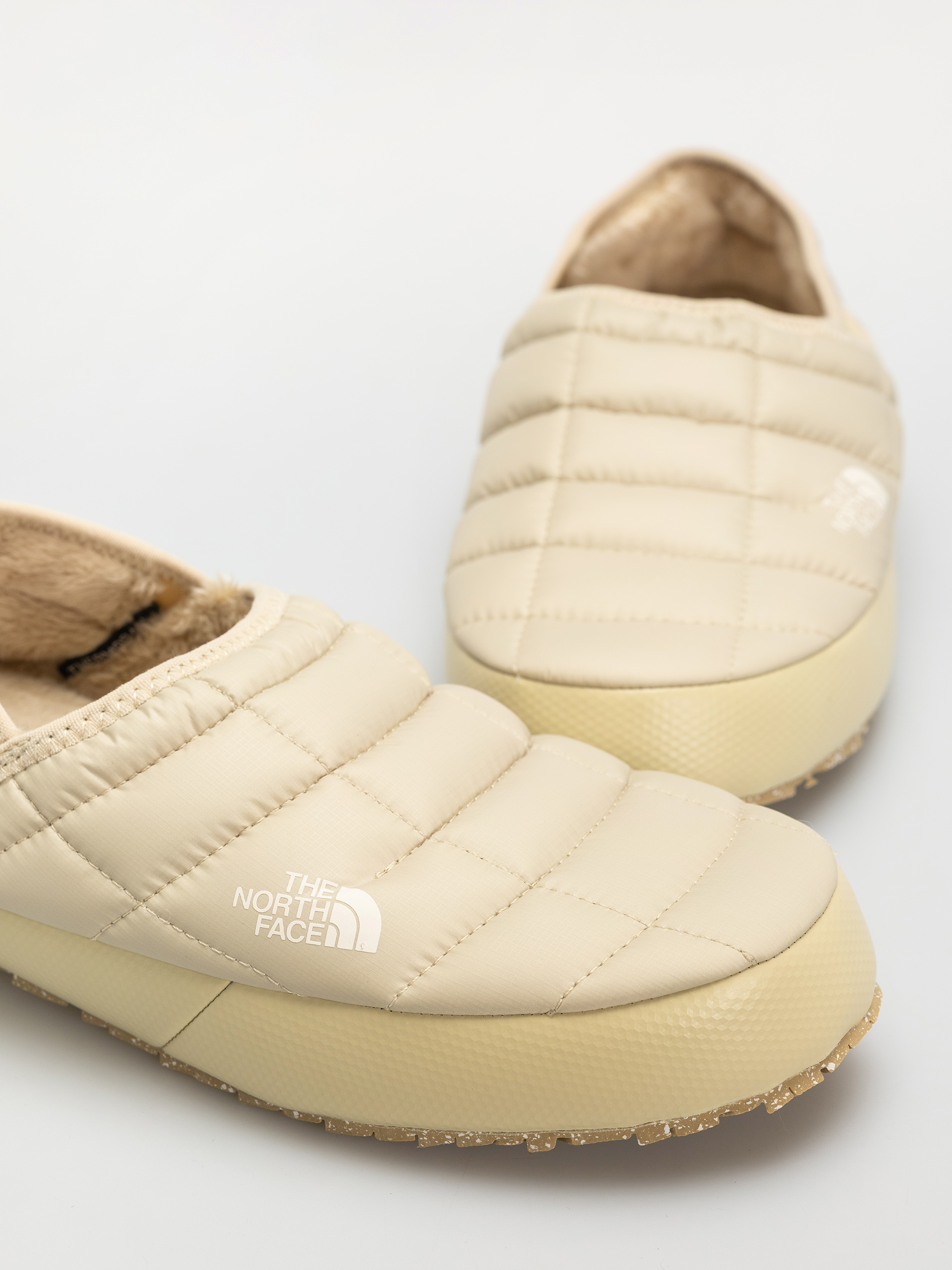 The North Face Schuhe Thermoball Traction Mule V Wmn (gravel/white dune)