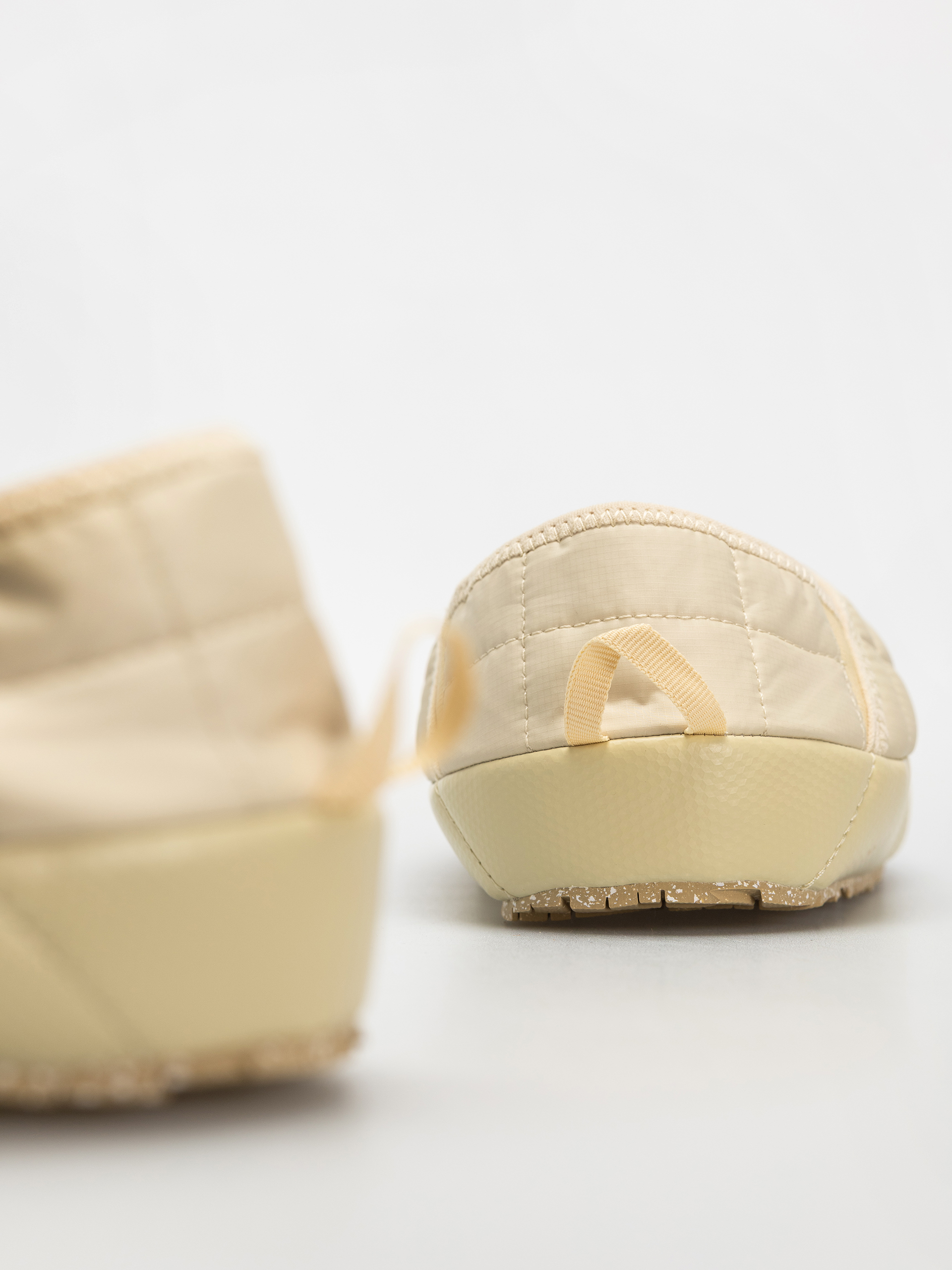 The North Face Schuhe Thermoball Traction Mule V Wmn (gravel/white dune)