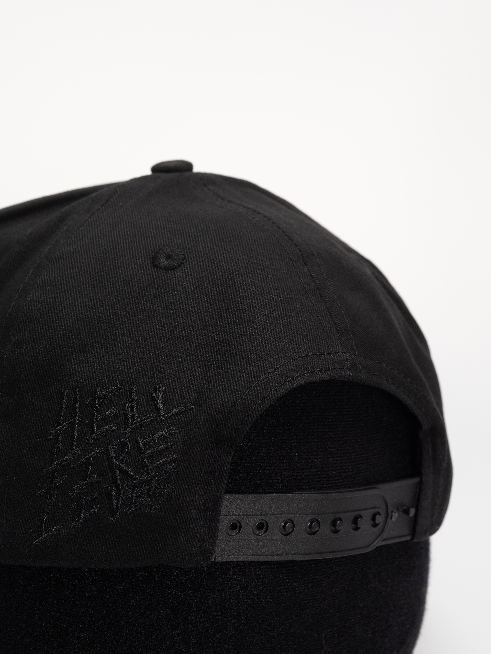Santa Cruz X Stranger Things Hellfire Club Snapback Structured Hat Cap (black)