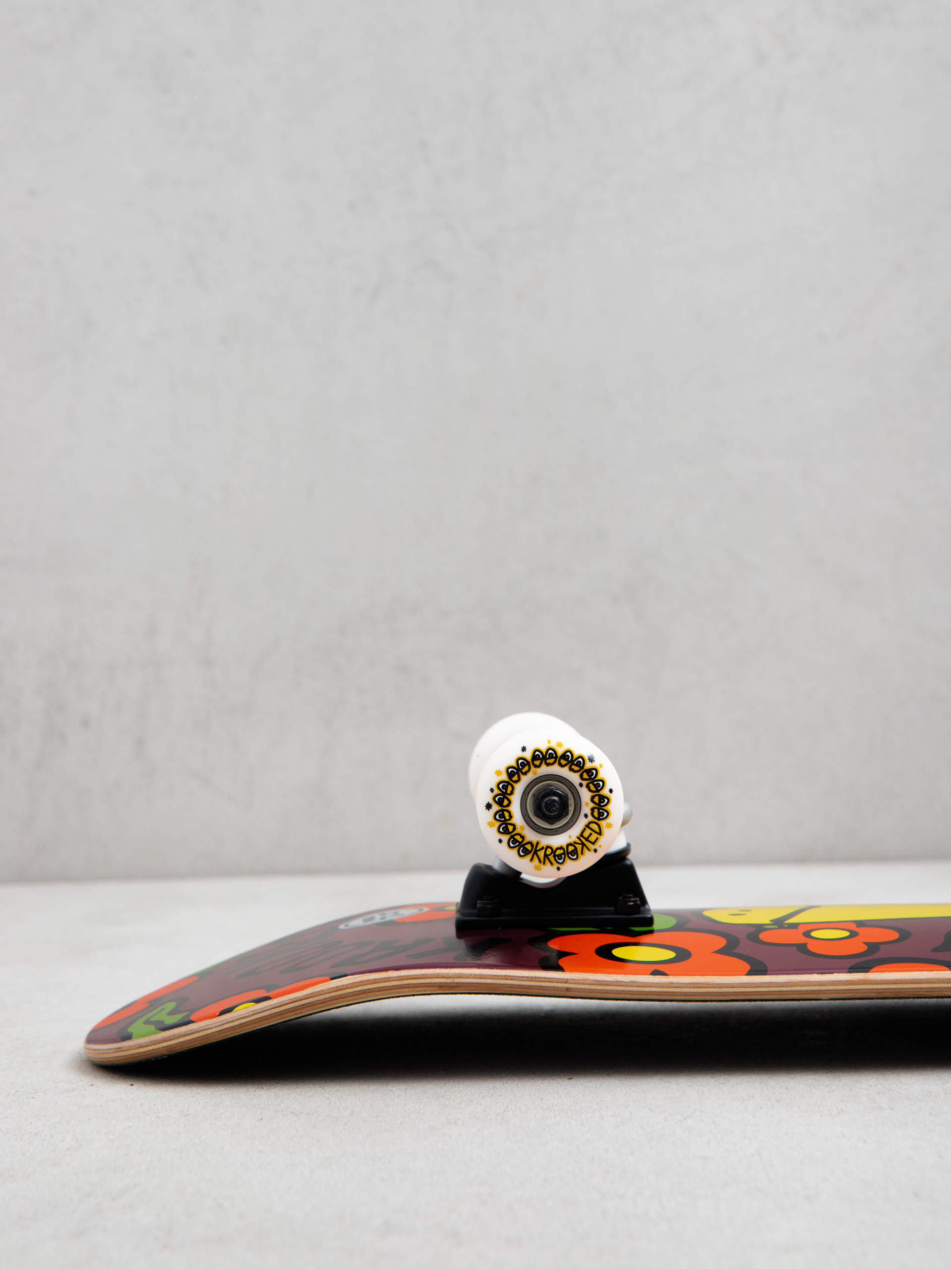 Krooked Skateboard Shmoo Vibes - red, yellow