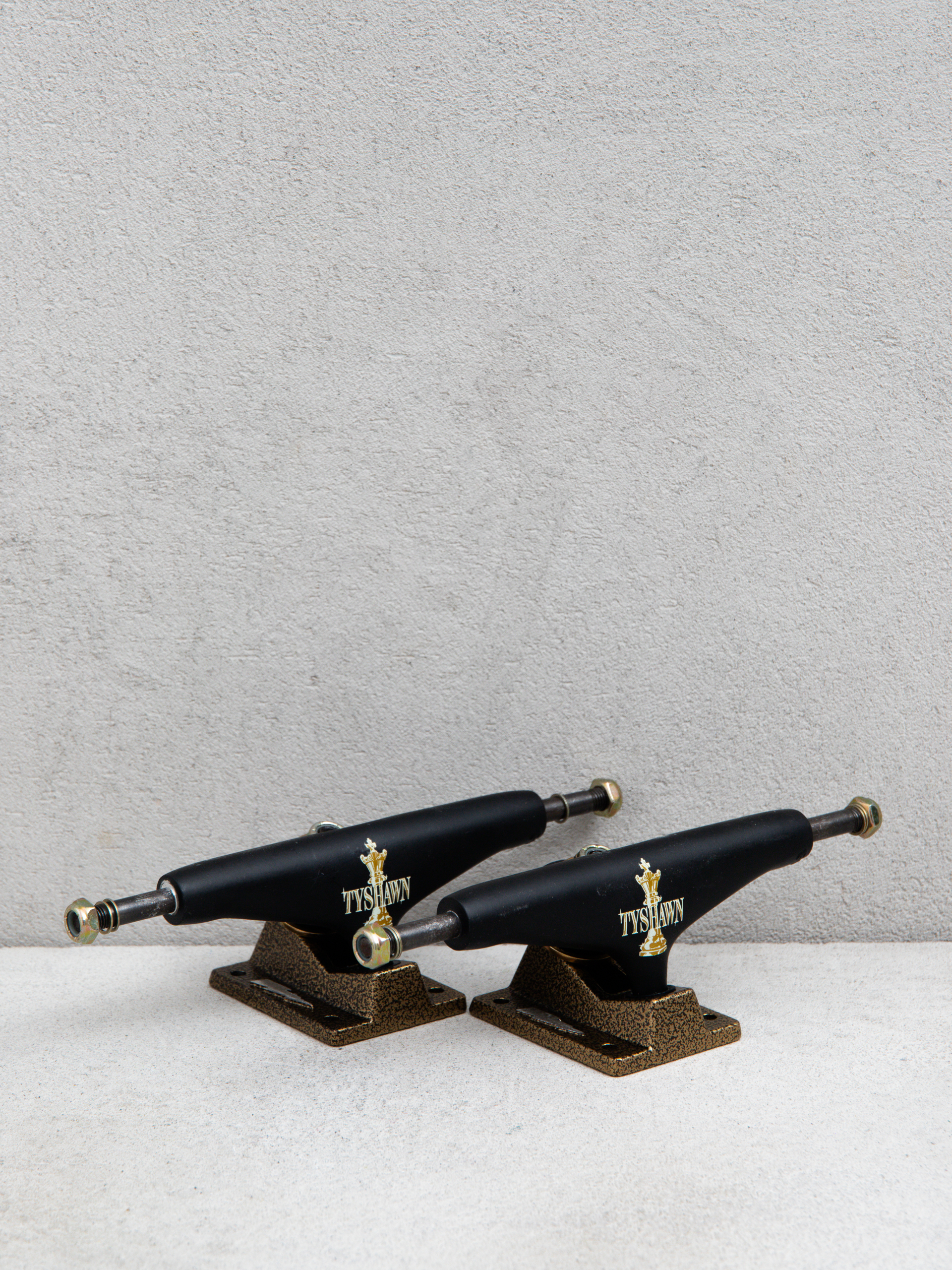 Thunder Tyshawn Endgame Pro Editions Trucks - black, golden (black