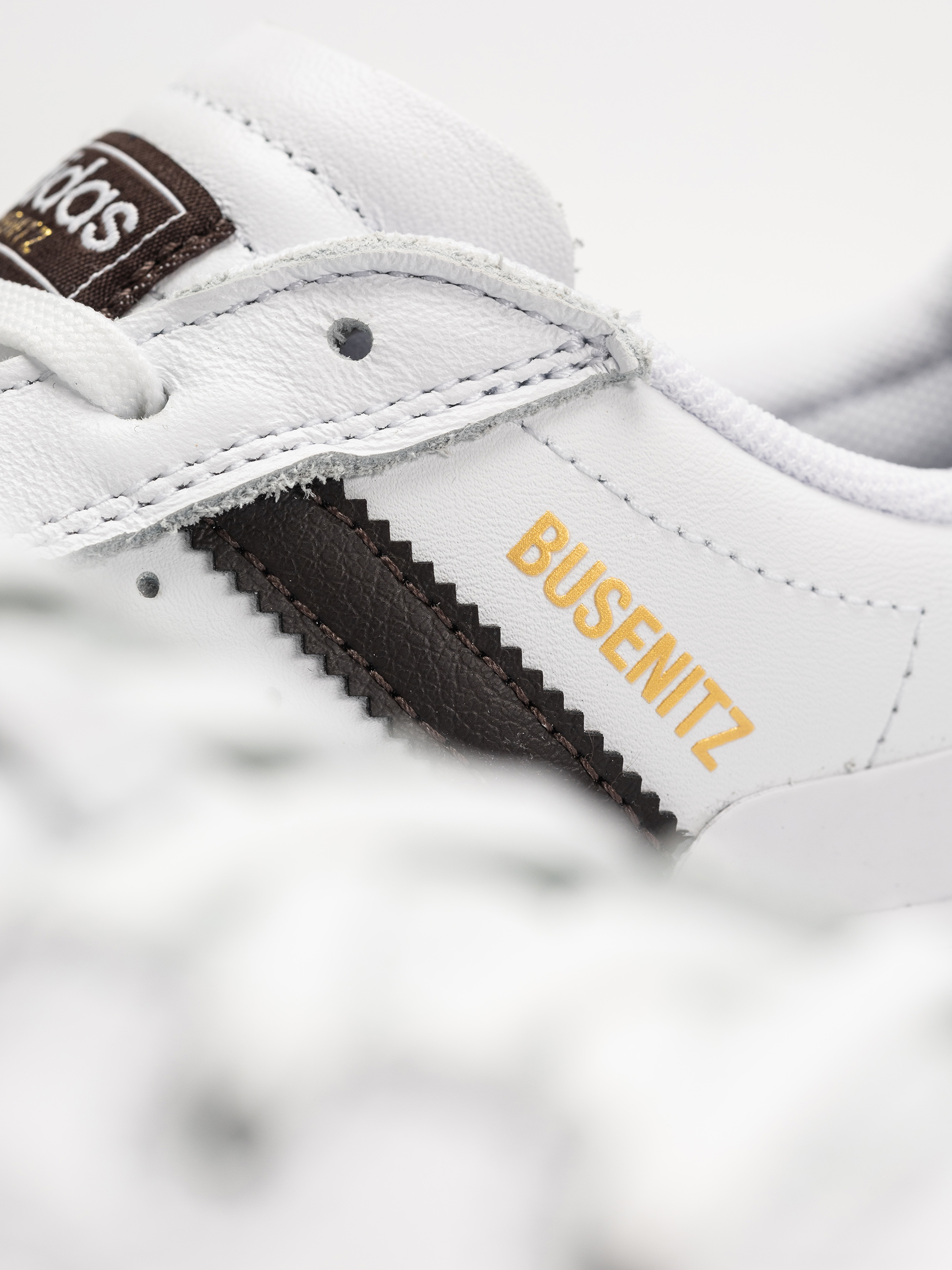 adidas Busenitz Vulc II Schuhe (ftwwht/goldmt)