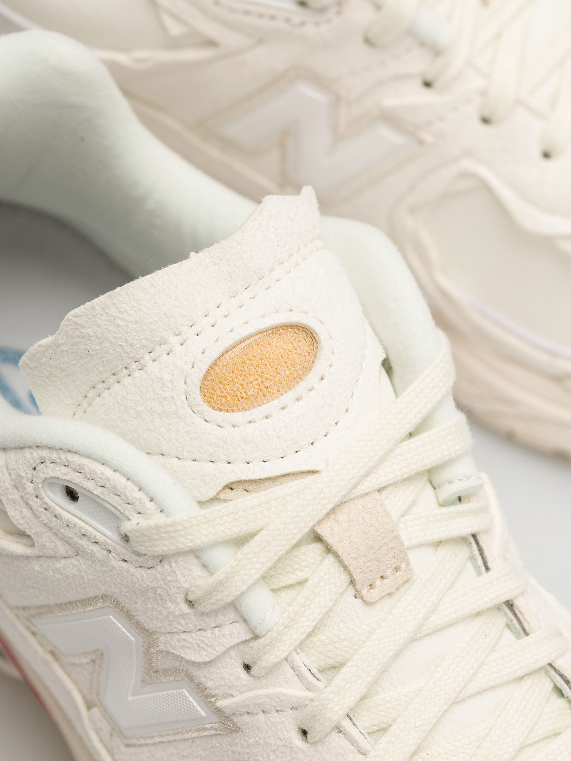 New Balance Shoes 2002 (white)