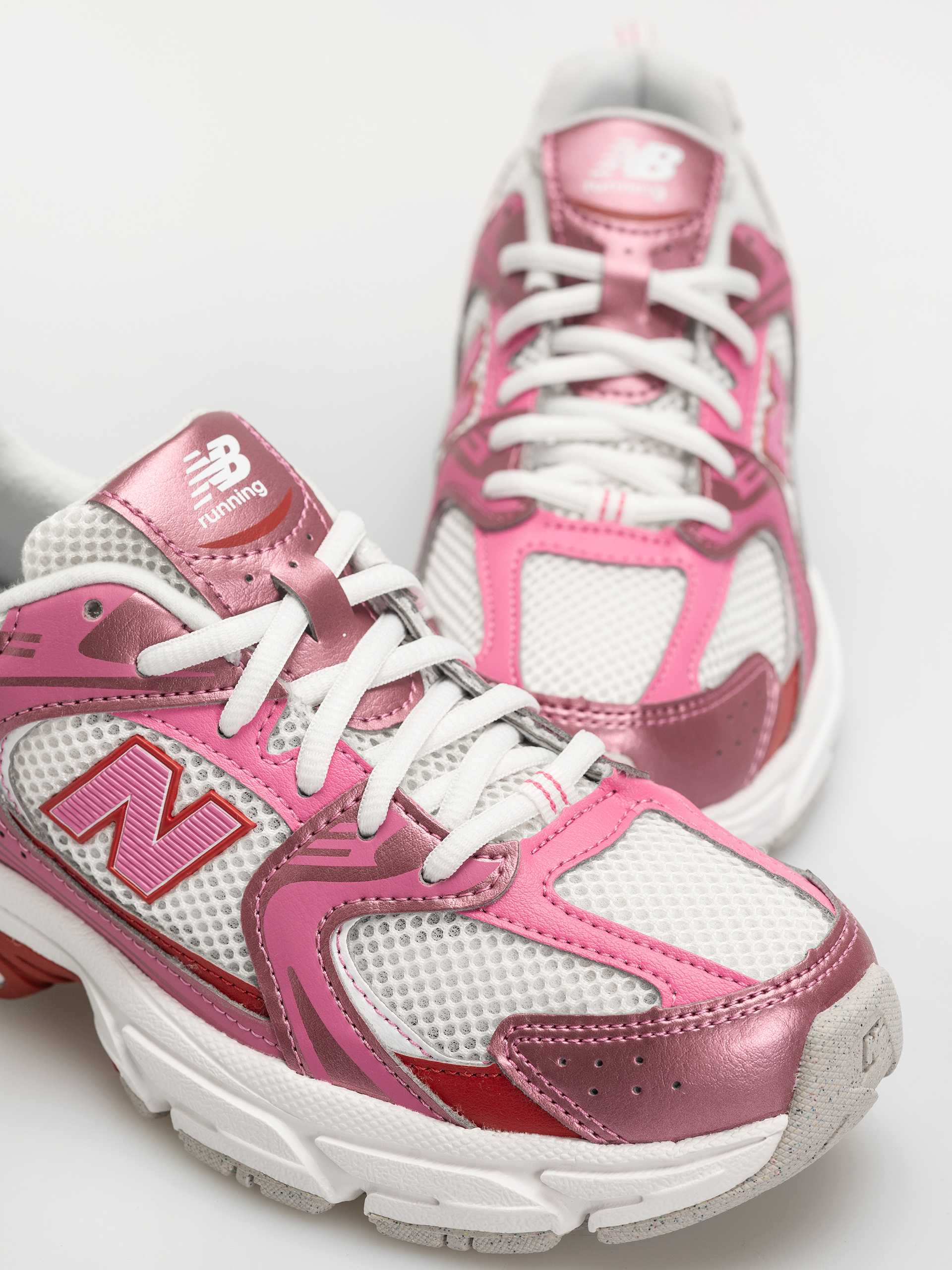 New Balance 530 JR Shoes (pink satin/shadow red)