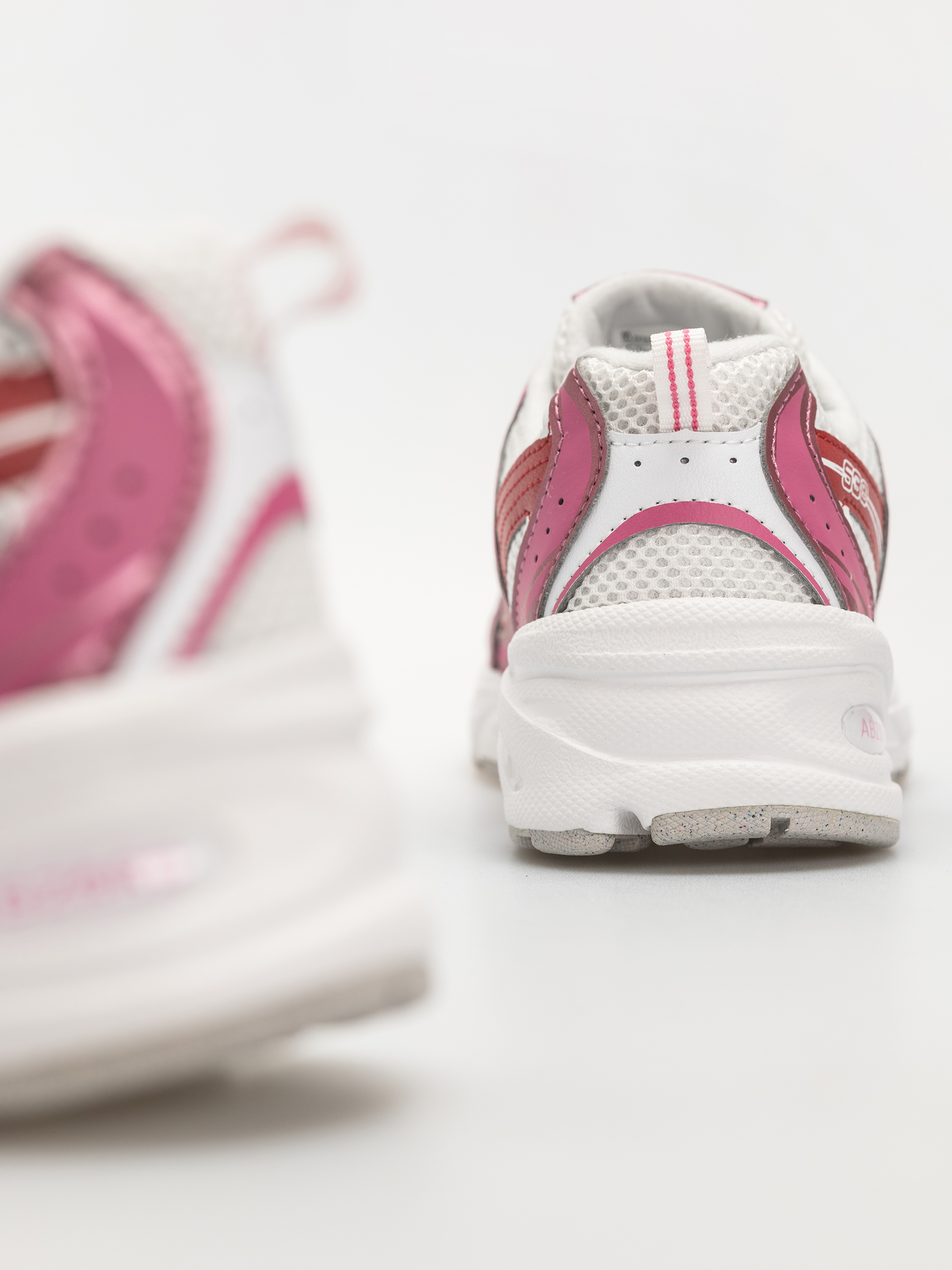 New Balance 530 JR Shoes (pink satin/shadow red)