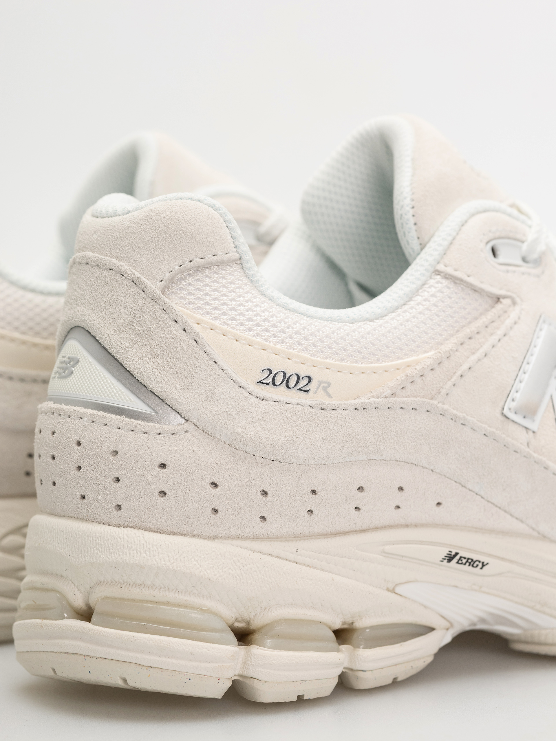 New Balance 2002 Shoes (sea salt/silver metallic)