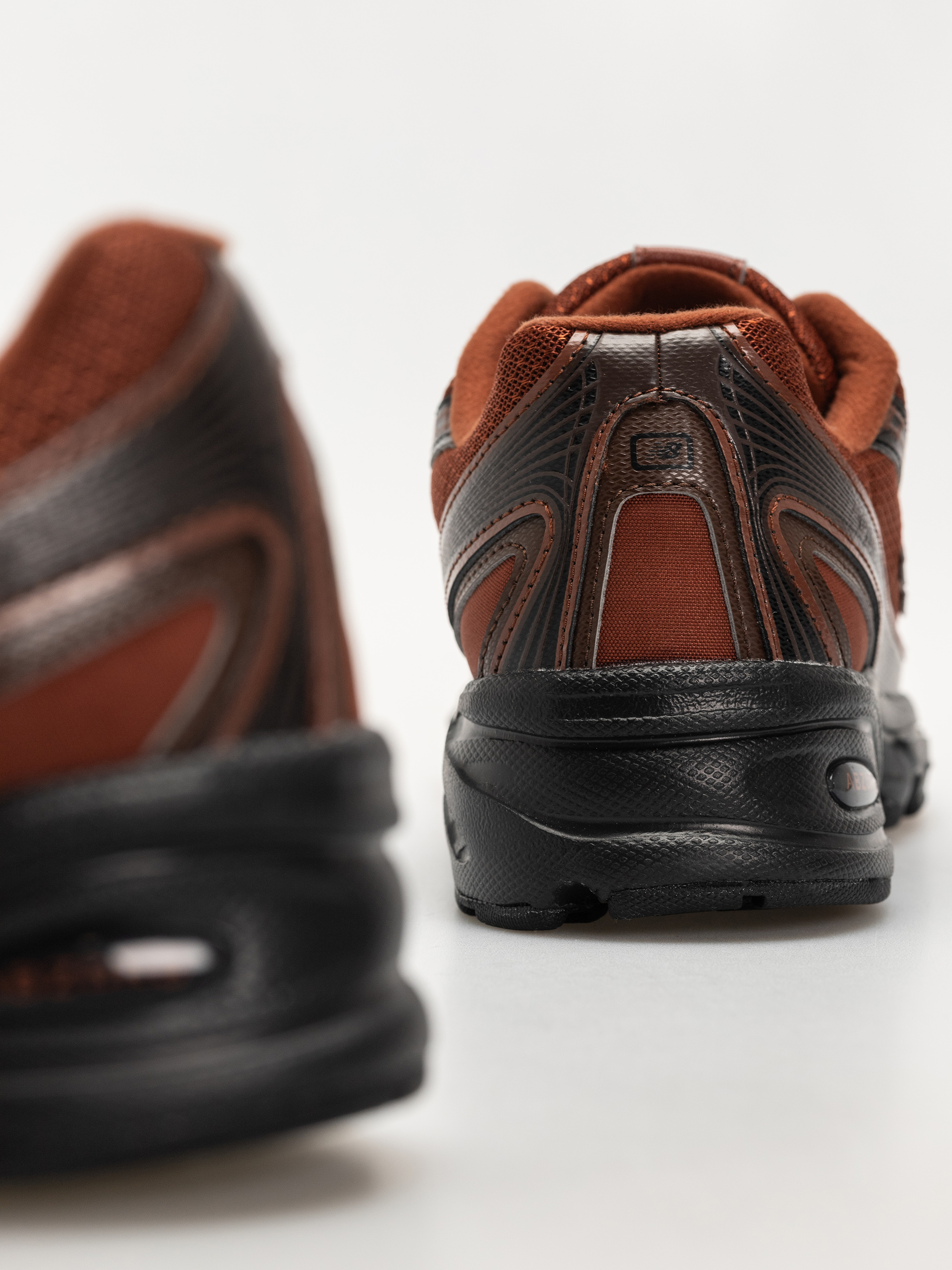 New Balance 740 Shoes (relic brown/pumpernickel)