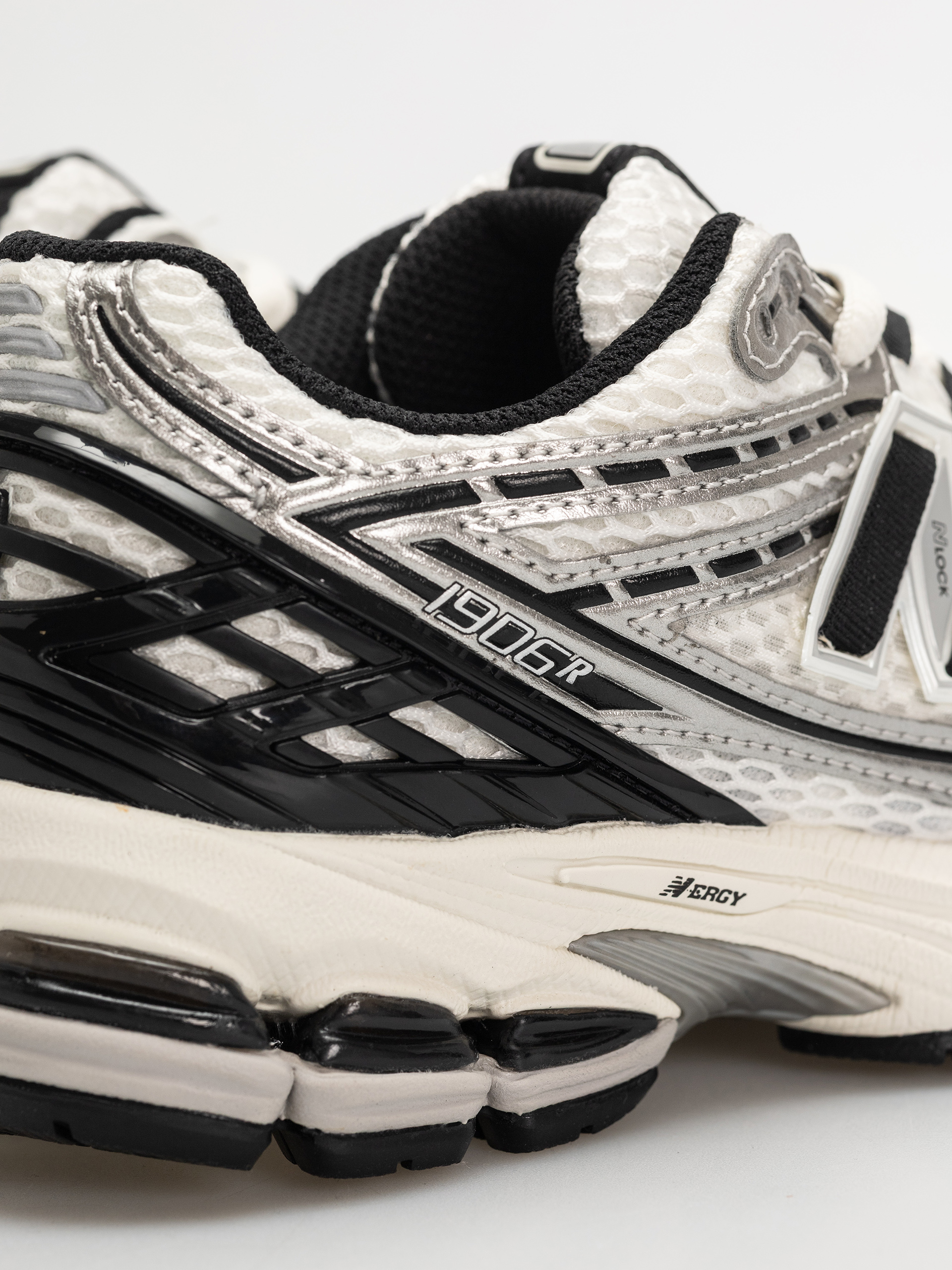 New Balance 1906 Schuhe (silver metallic/black/sea salt er)