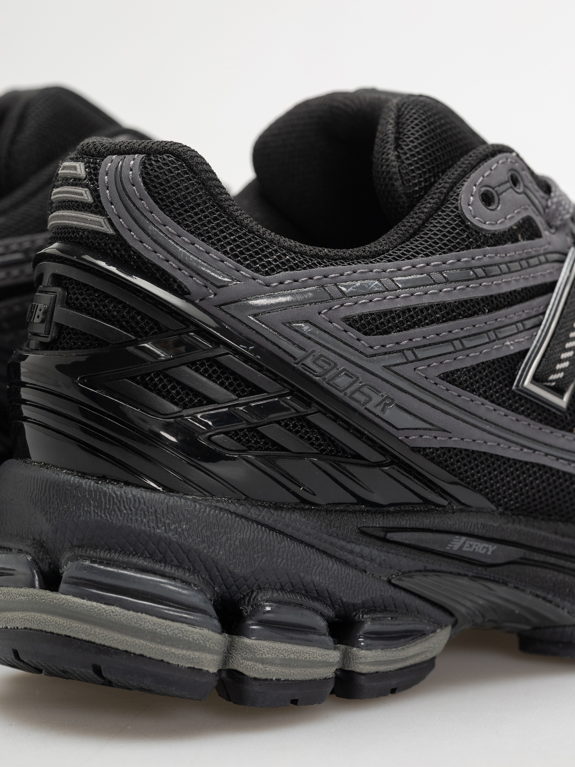 New Balance 1906 Shoes (black)