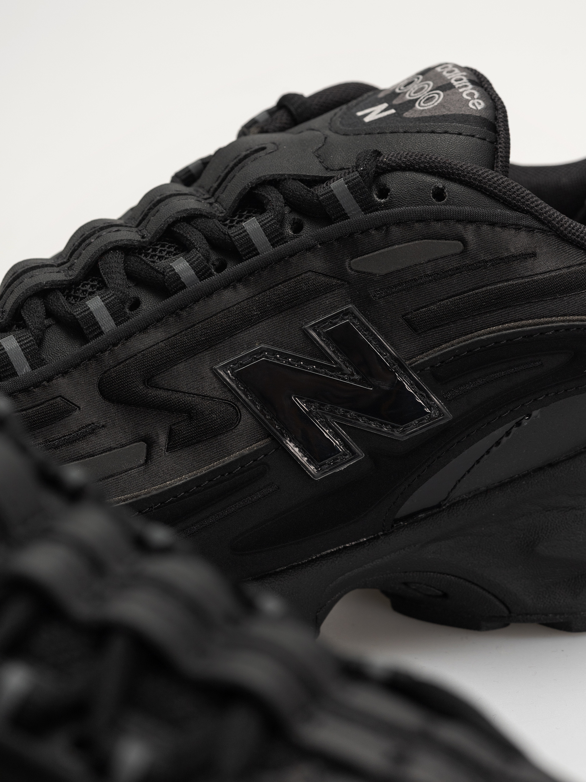 New Balance 1000 Schuhe (black/black metallic/light gold metallic b)