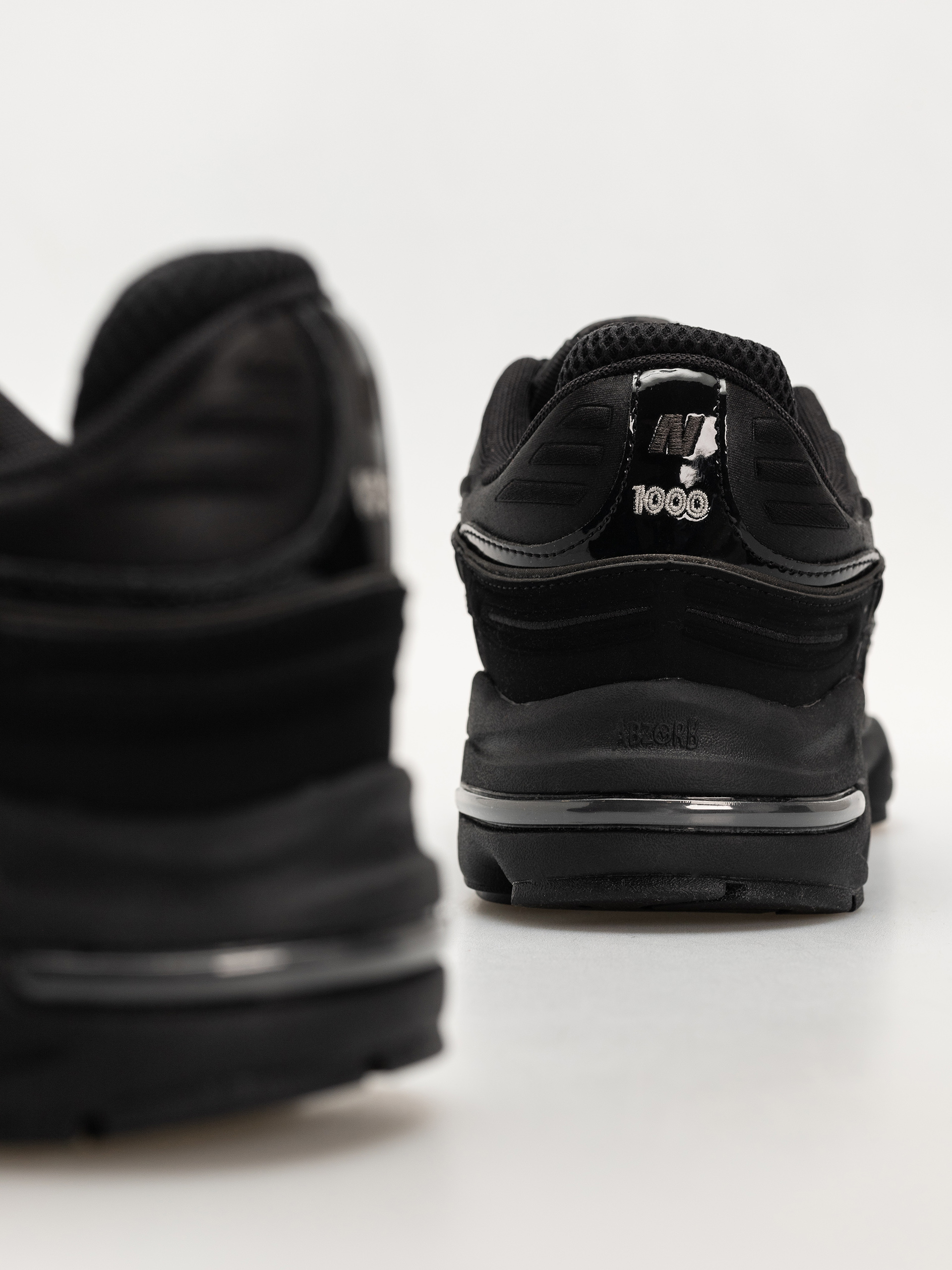 New Balance 1000 Schuhe (black/black metallic/light gold metallic b)