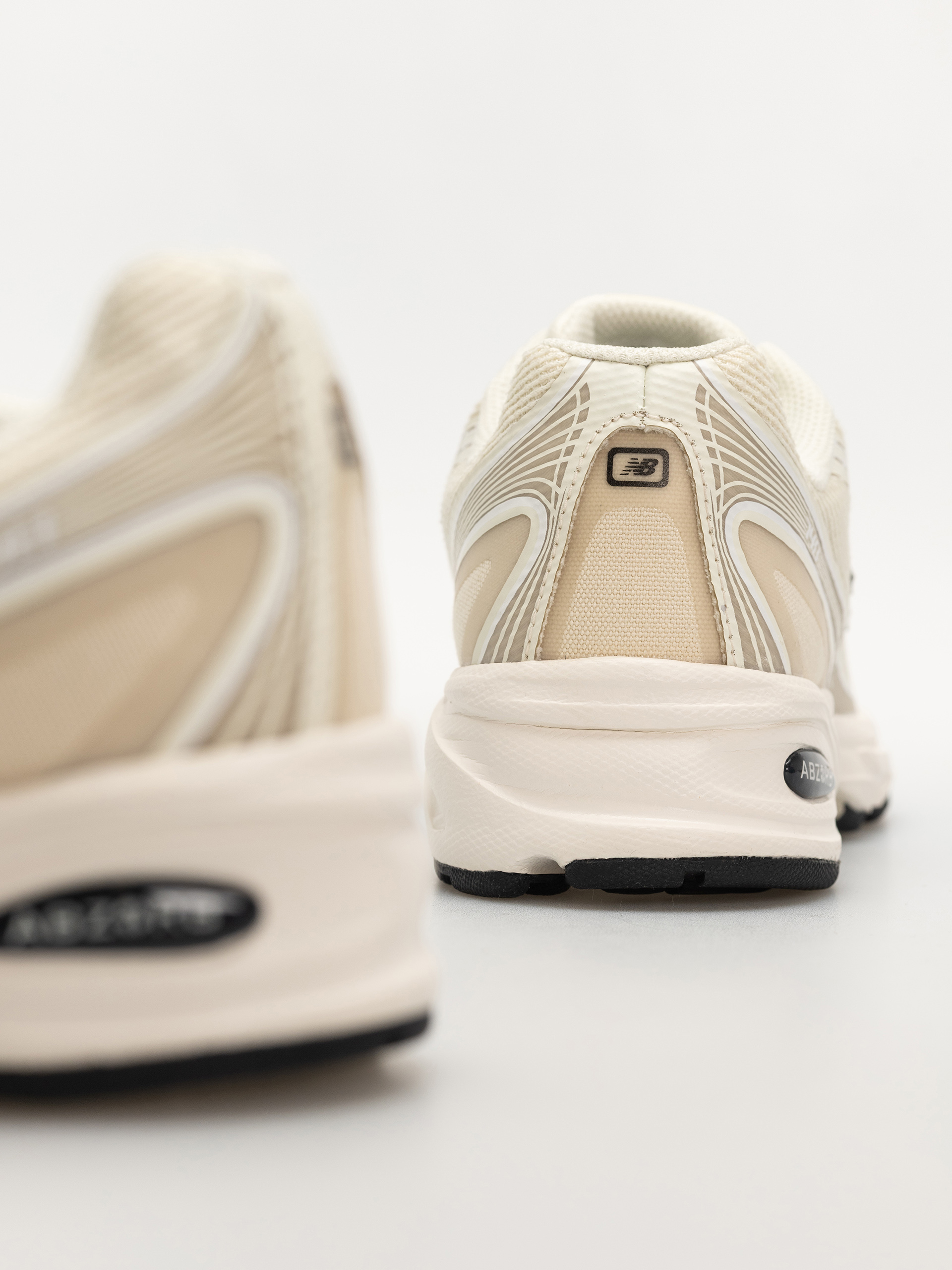 New Balance 740 Shoes (shipyard/angora)