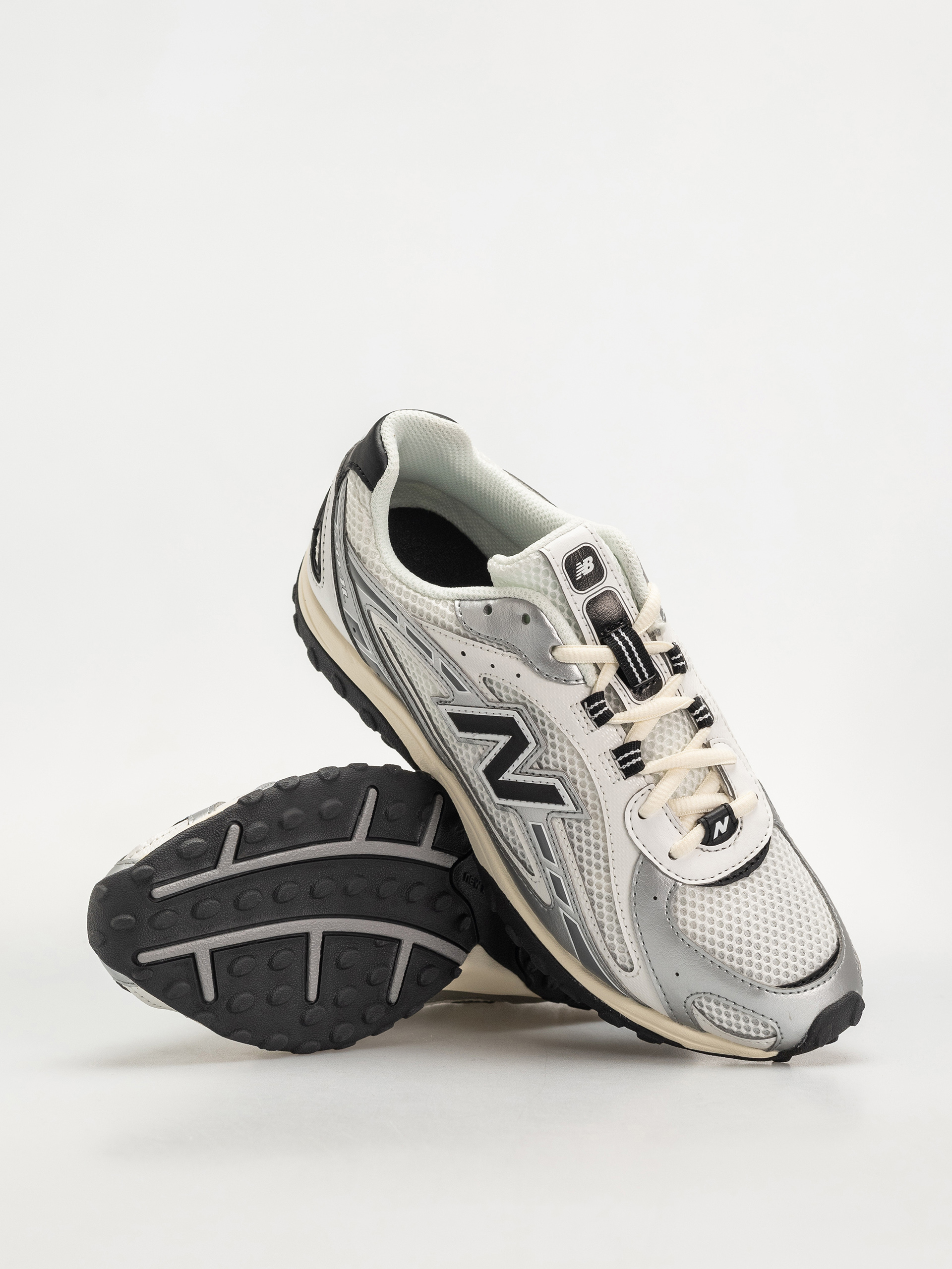 New Balance 204 Shoes (silver metallic/black swd)