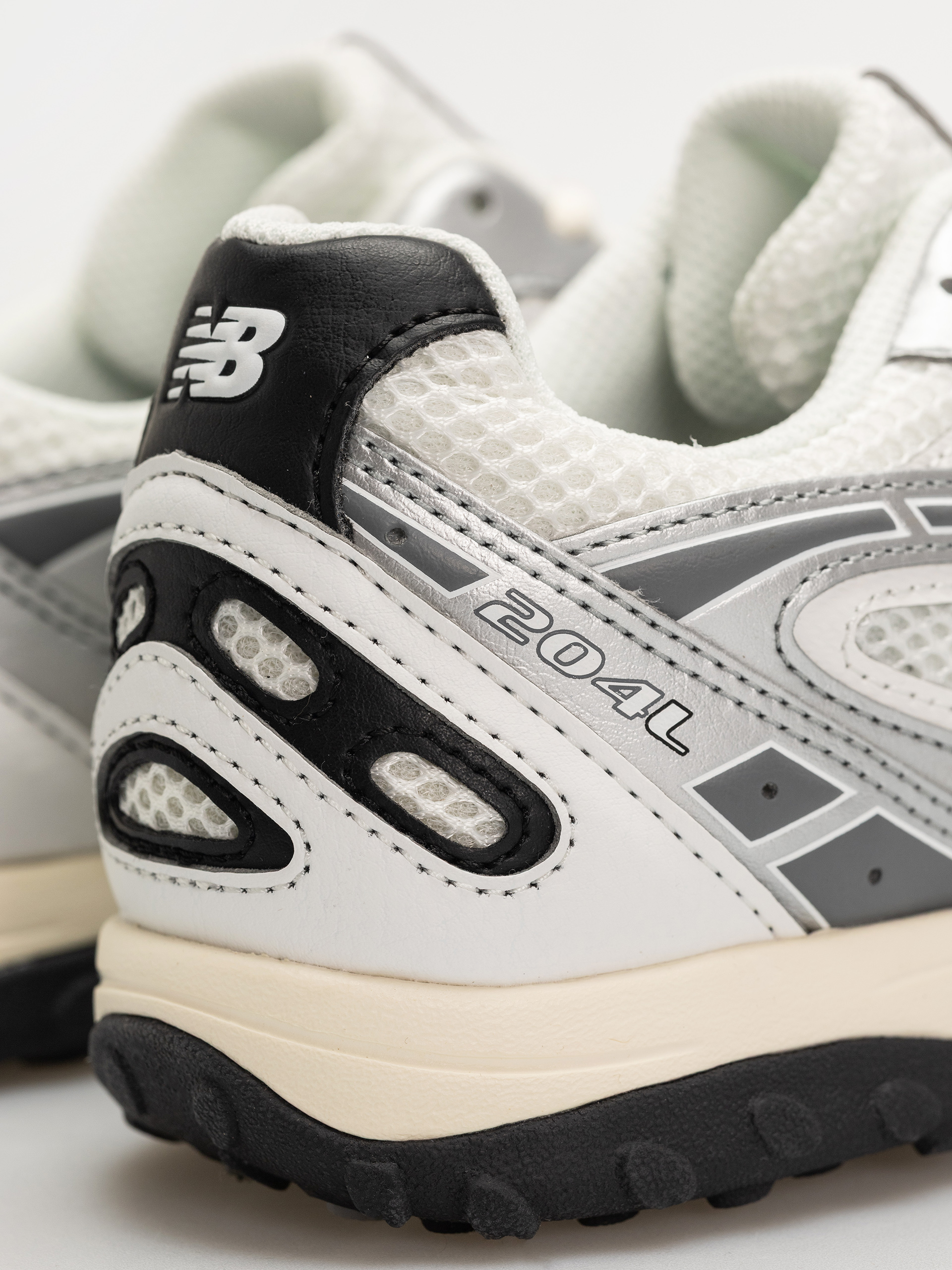 New Balance 204 Shoes (silver metallic/black swd)