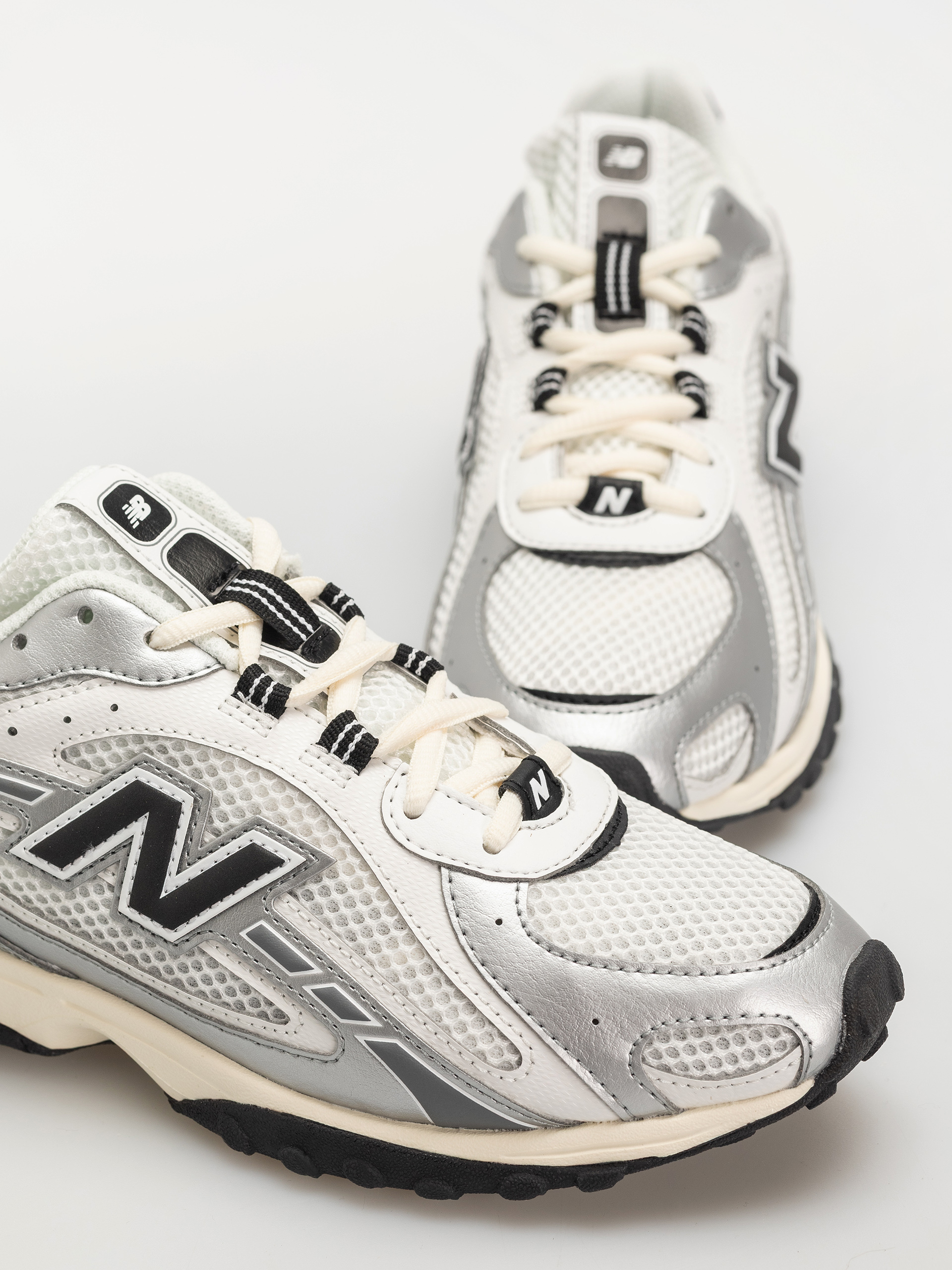 New Balance 204 Shoes (silver metallic/black swd)
