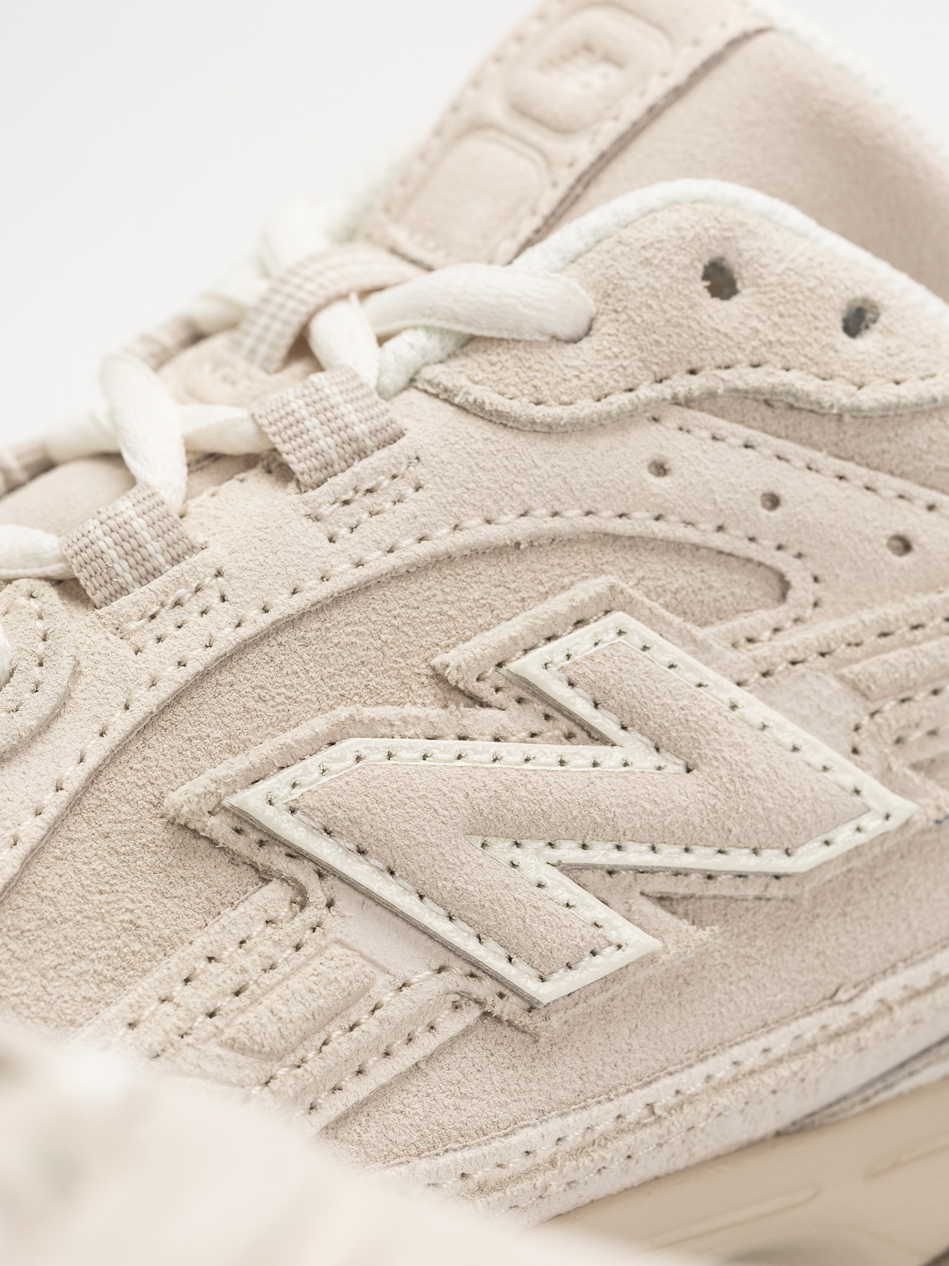 New Balance 204 Shoes (timberwolf/linen mmc)