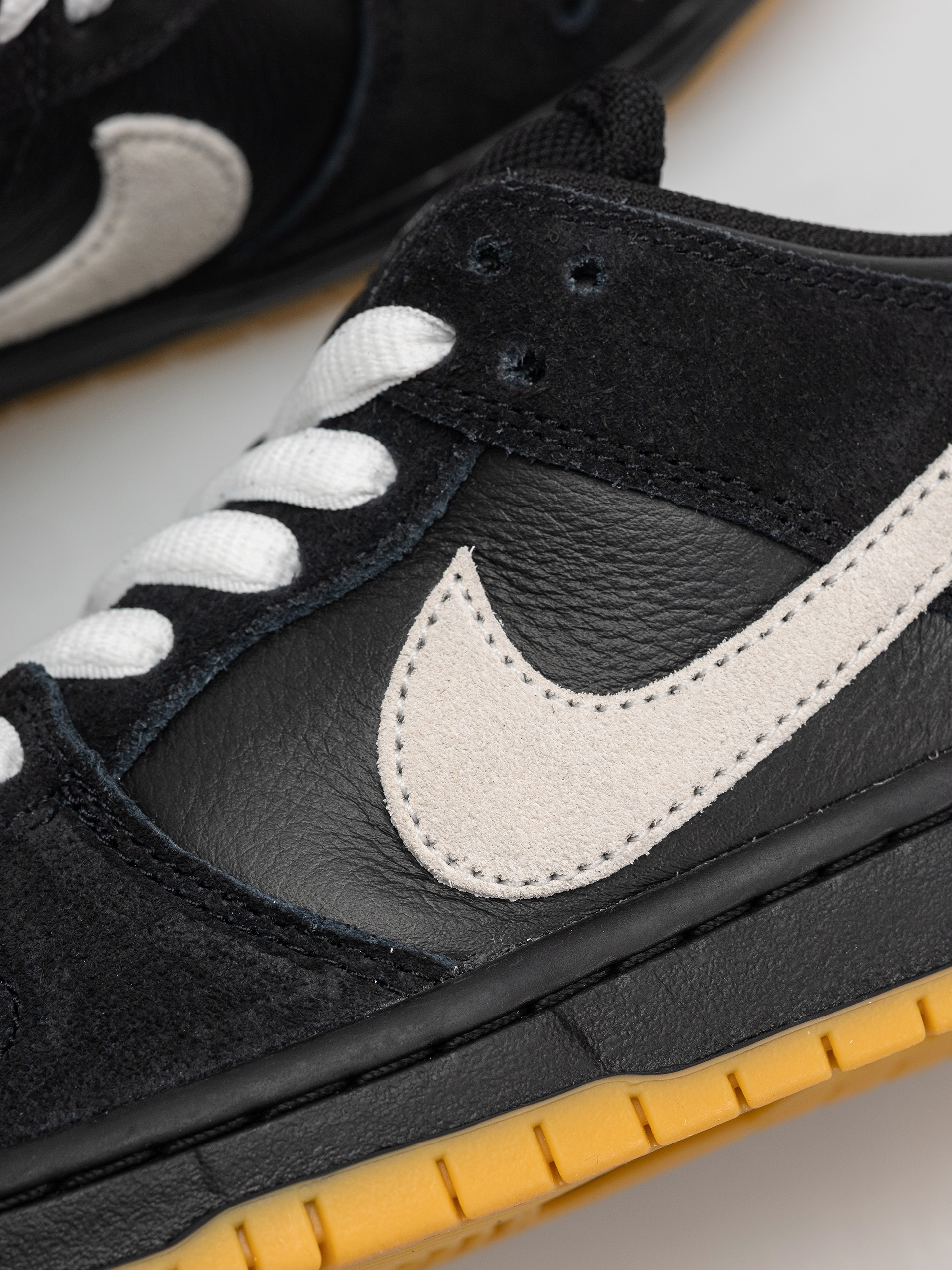 Nike SB Dunk Low Pro Shoes (black/white black gum light brown)