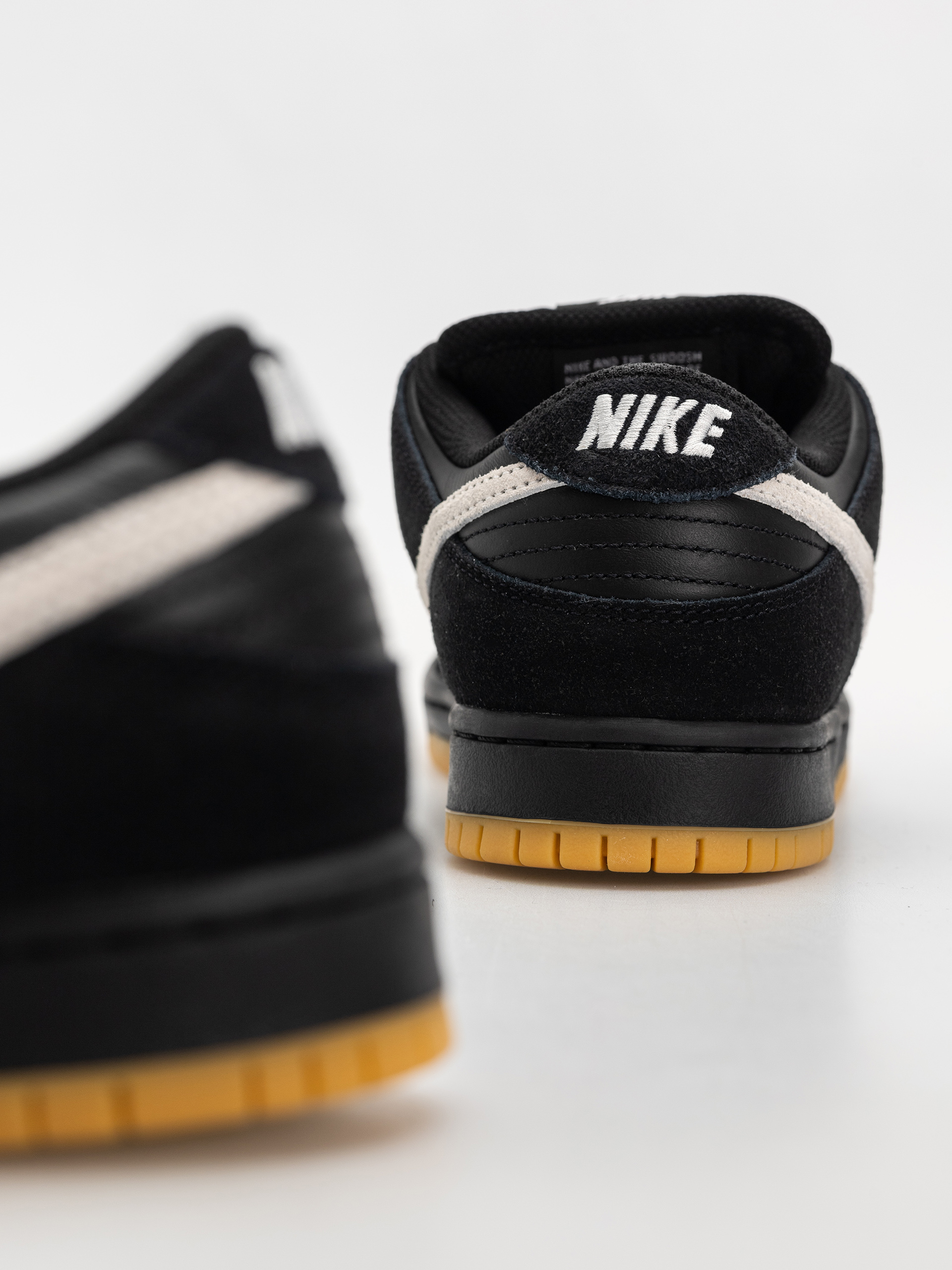 Nike SB Dunk Low Pro Schuhe (black/white black gum light brown)
