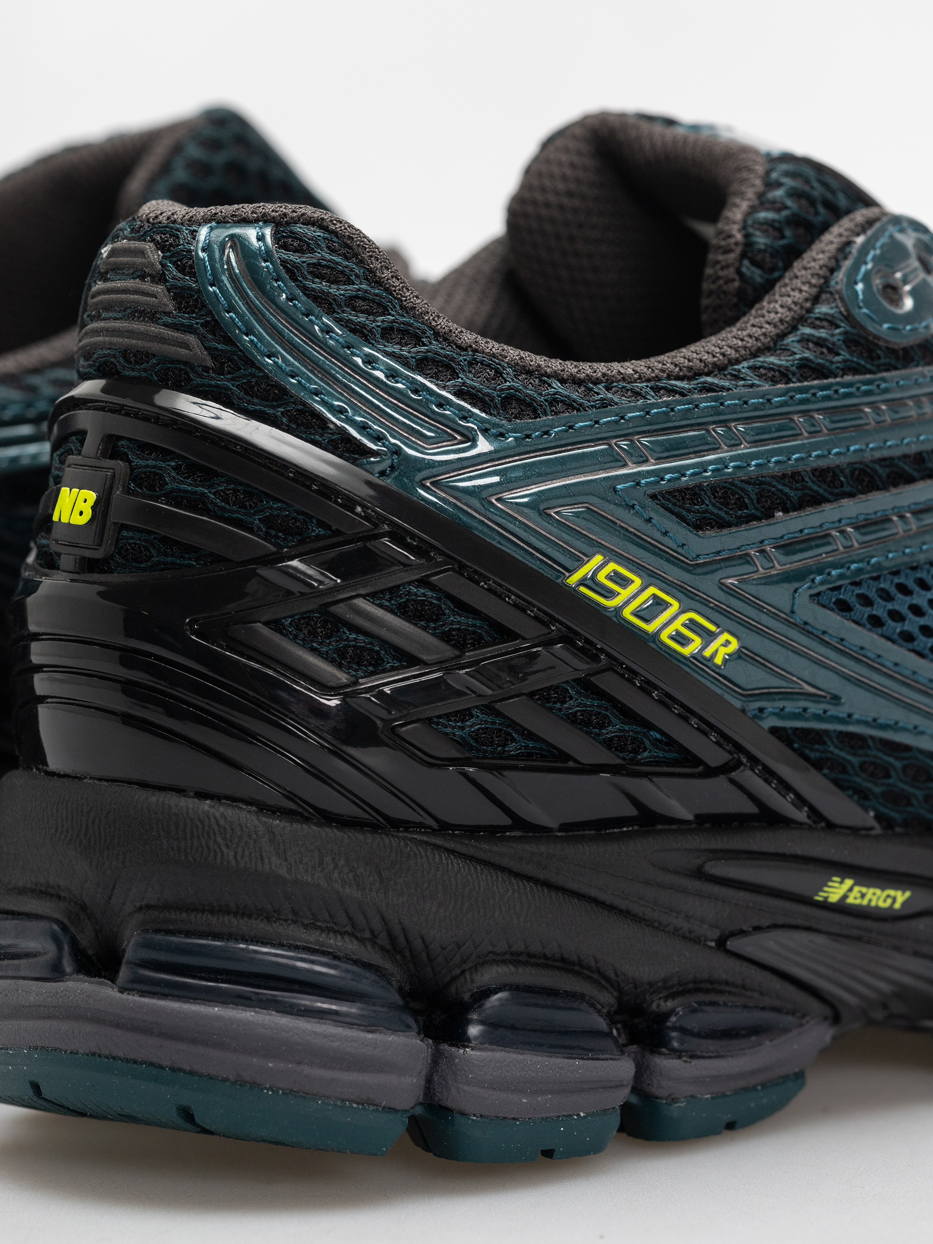 New Balance 1906 Shoes (medusa green/black)