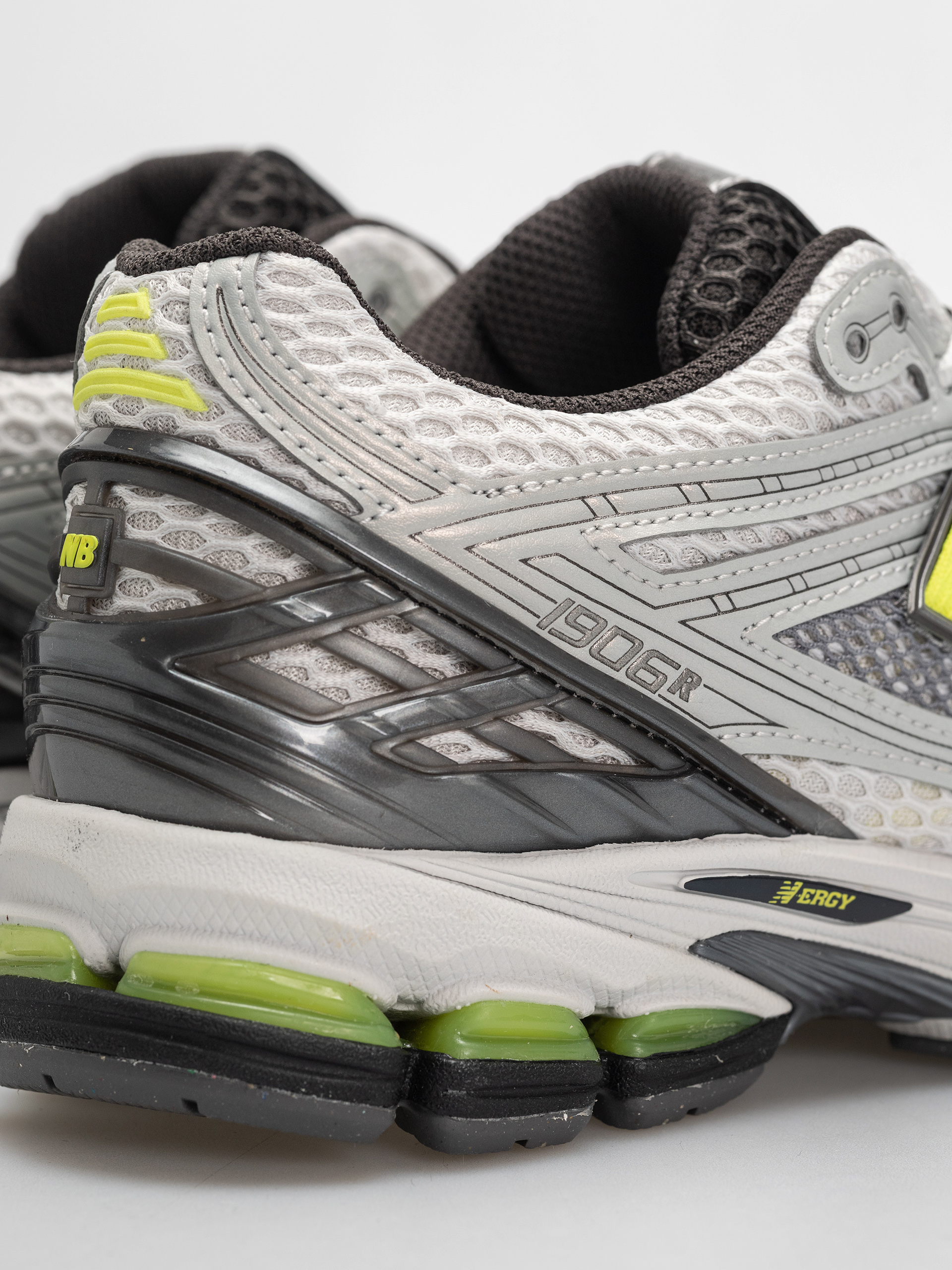 New Balance 1906 Schuhe (light silver metallic/alkaline green)