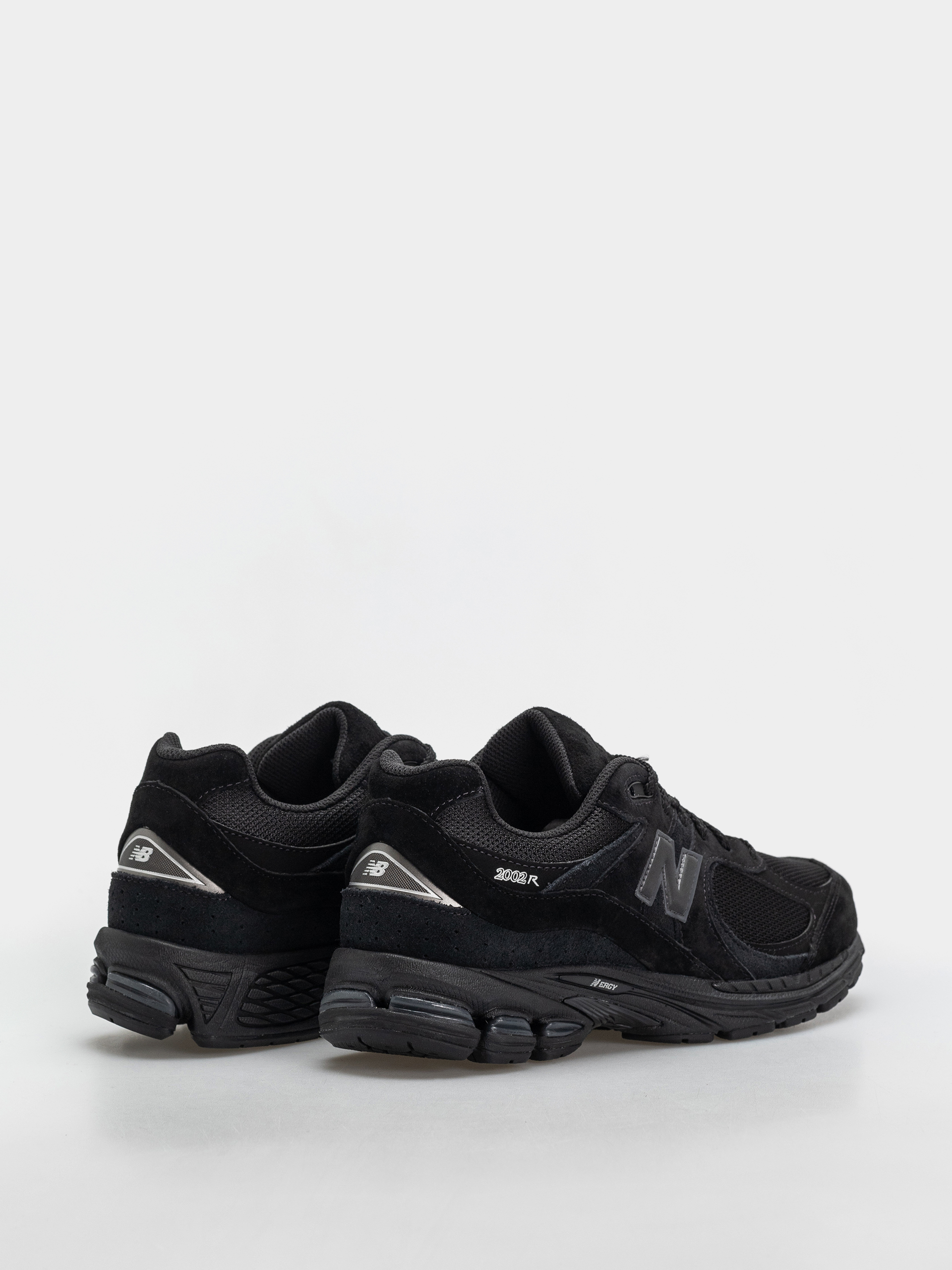 New Balance 2002 Shoes (black/black metallic)