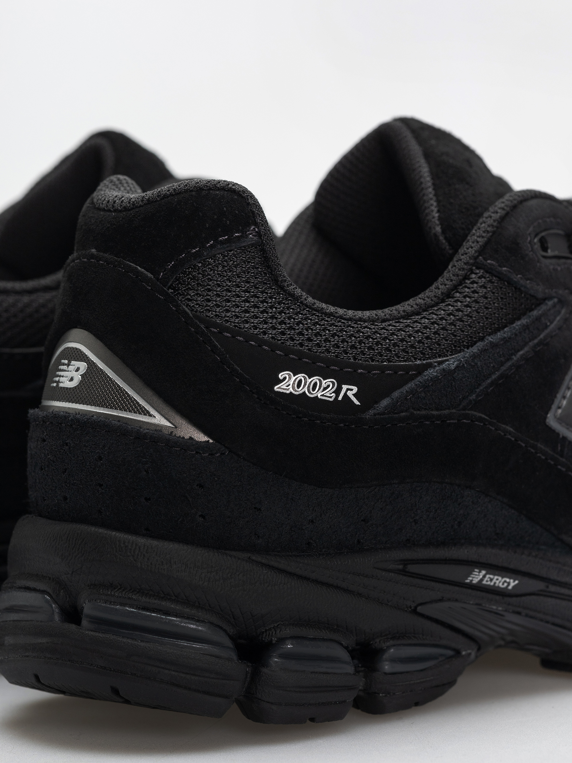 New Balance 2002 Shoes (black/black metallic)