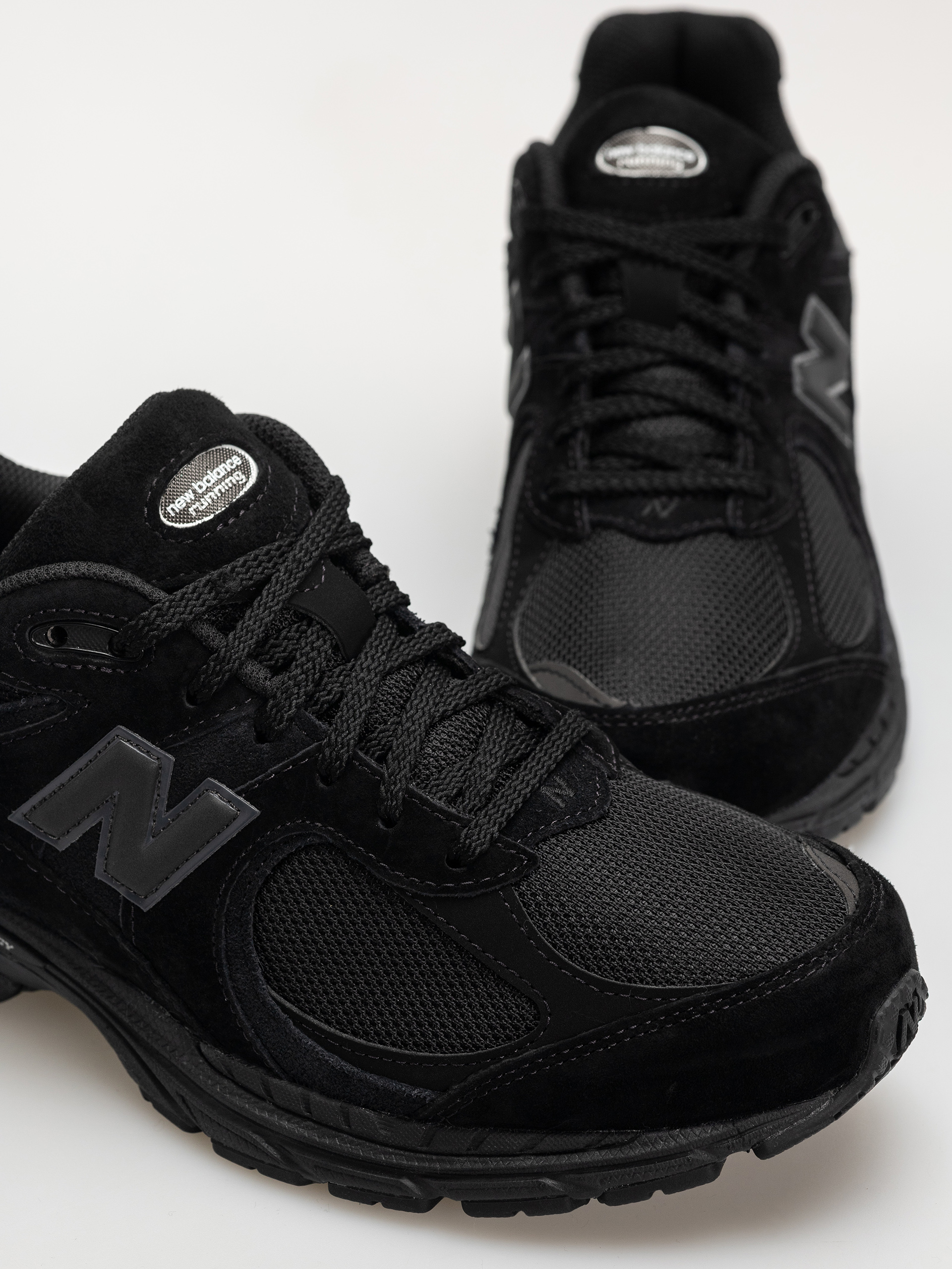 New Balance 2002 Shoes (black/black metallic)
