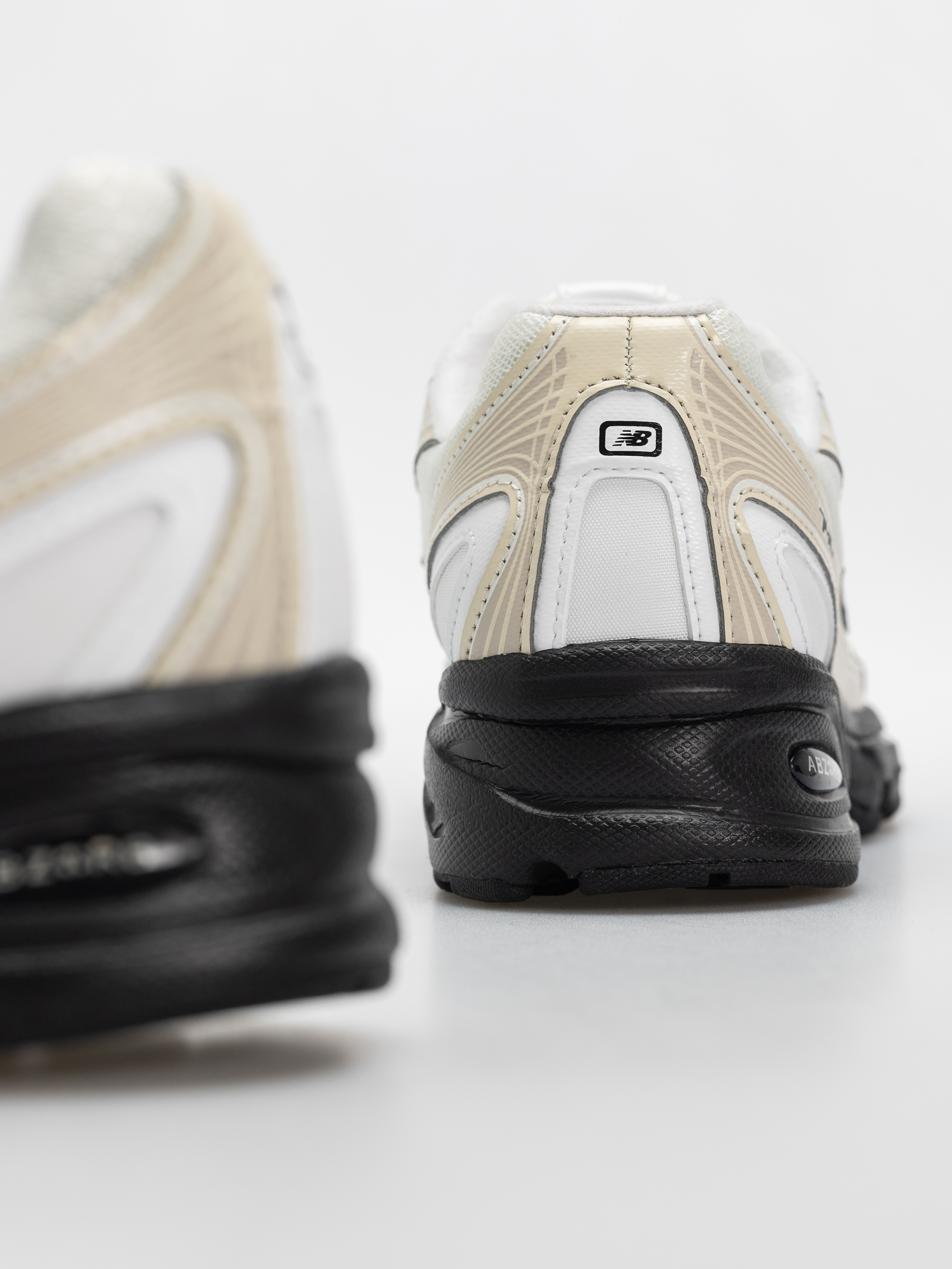 New Balance 740 Shoes (timberwolf/103 white)