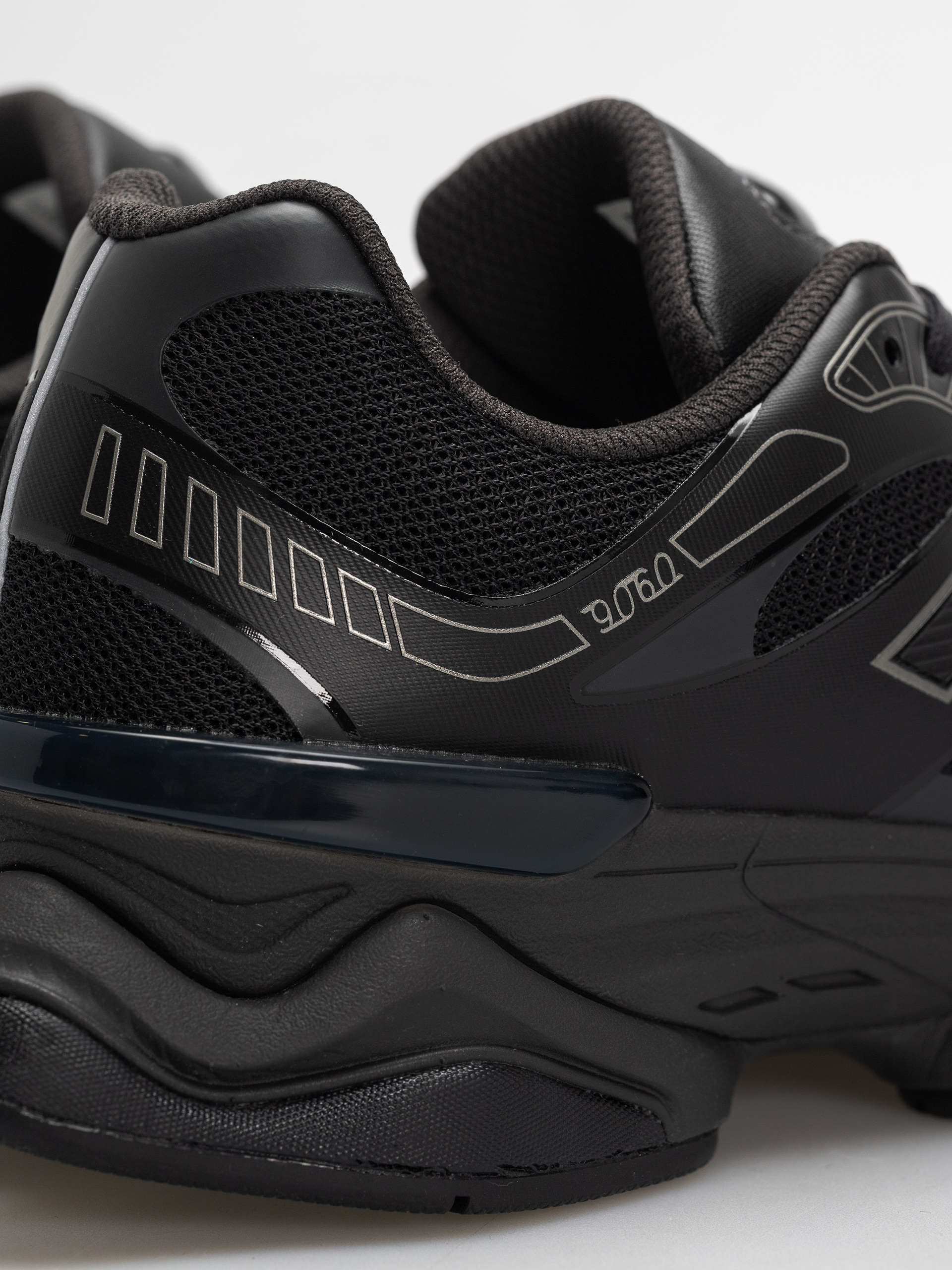 New Balance 9060 Shoes (black/faded black)