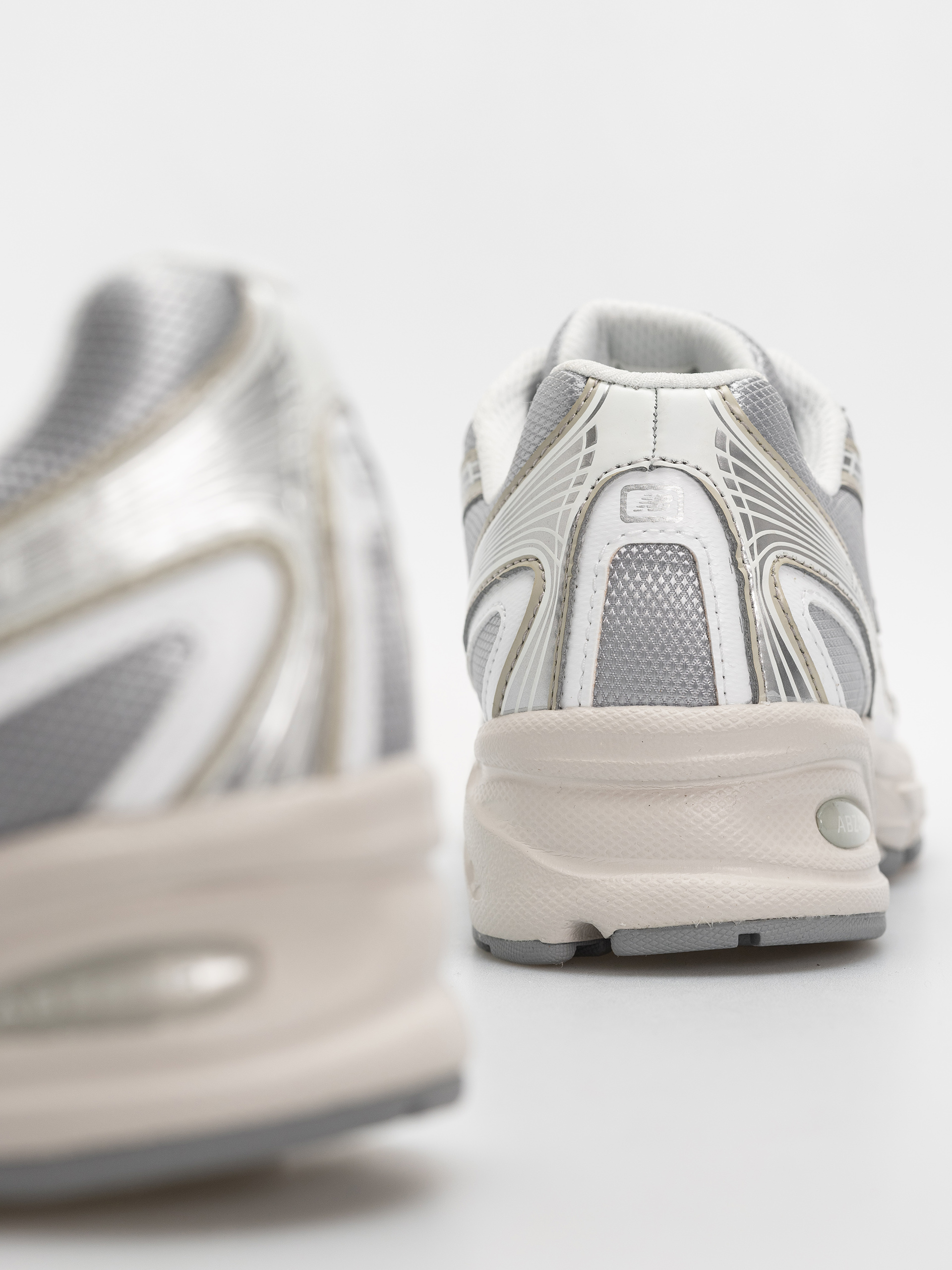 New Balance 740 Shoes (metallic silver/metallic silver)