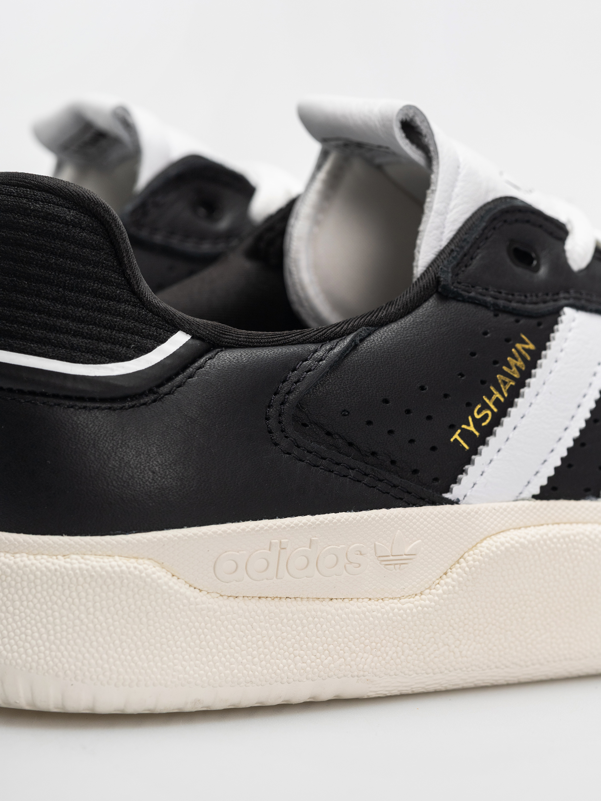 adidas Tyshawn Low Schuhe (cblack/ftwwht/cwhite)