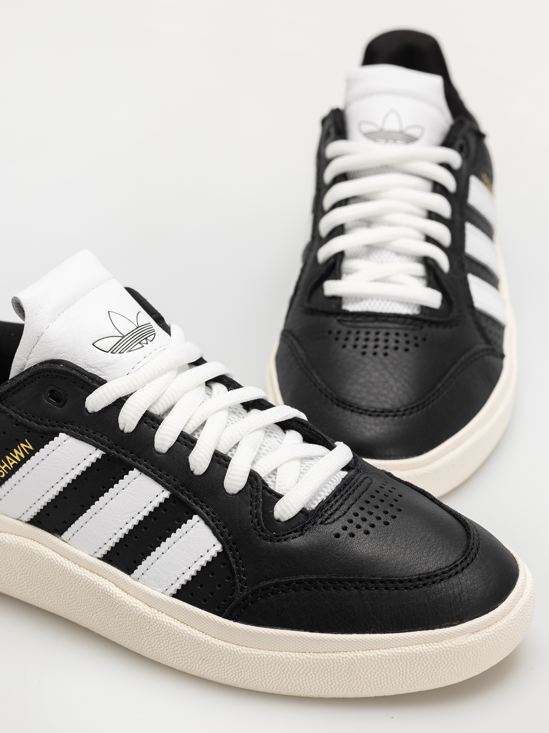 adidas Tyshawn Low Schuhe (cblack/ftwwht/cwhite)