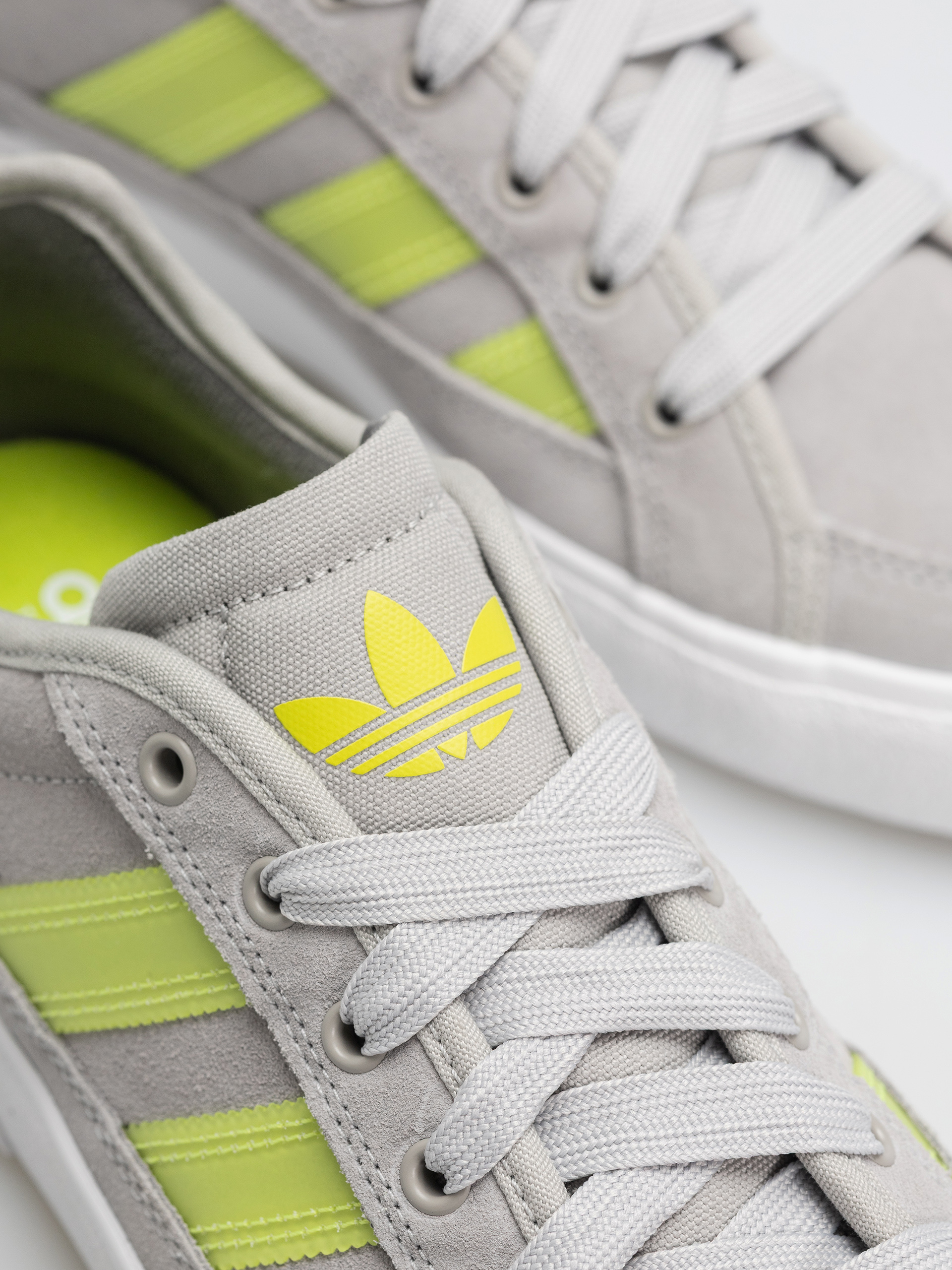 adidas Court Tns Premiere Shoes (gretwo/sslime/grethr)