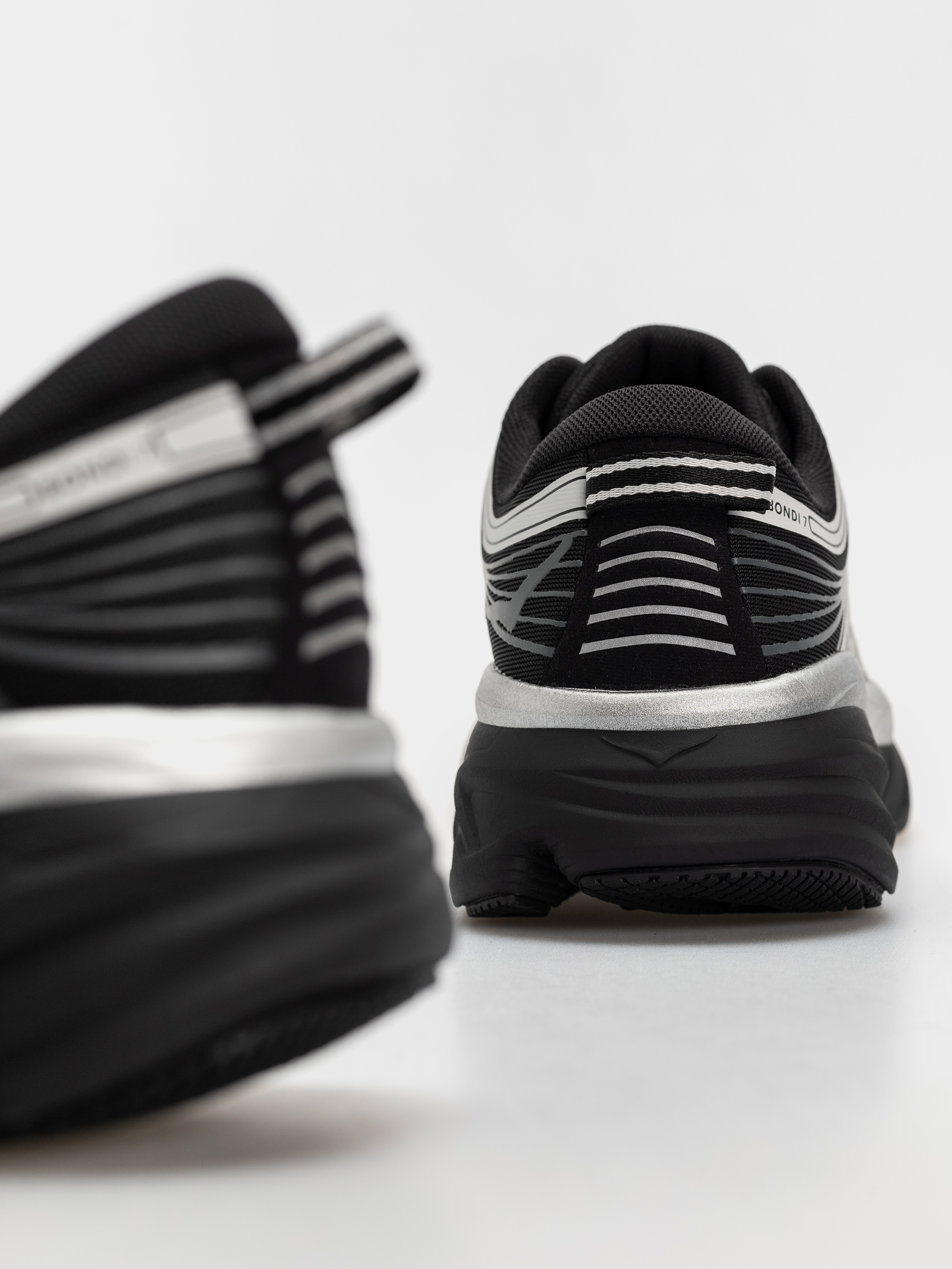 Hoka Bondi 7 Schuhe (black/stardust)