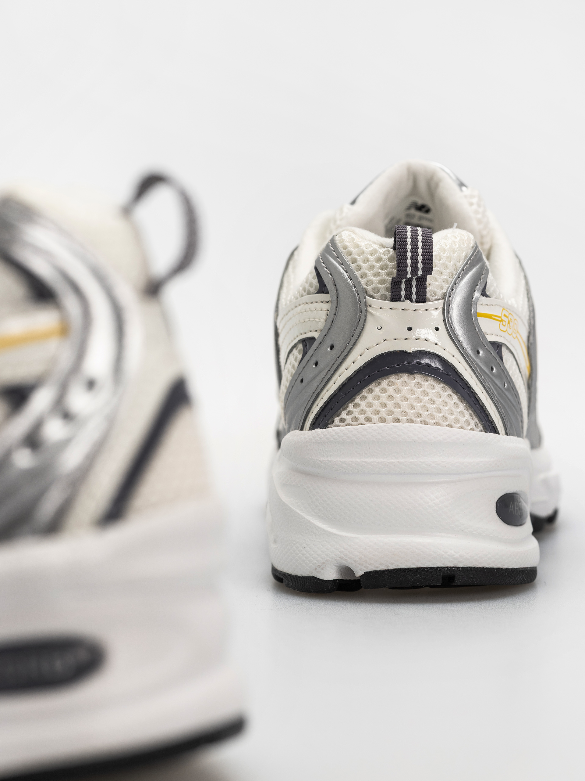 New Balance 530 Schuhe (silver metallic/sea salt/apollo gold)