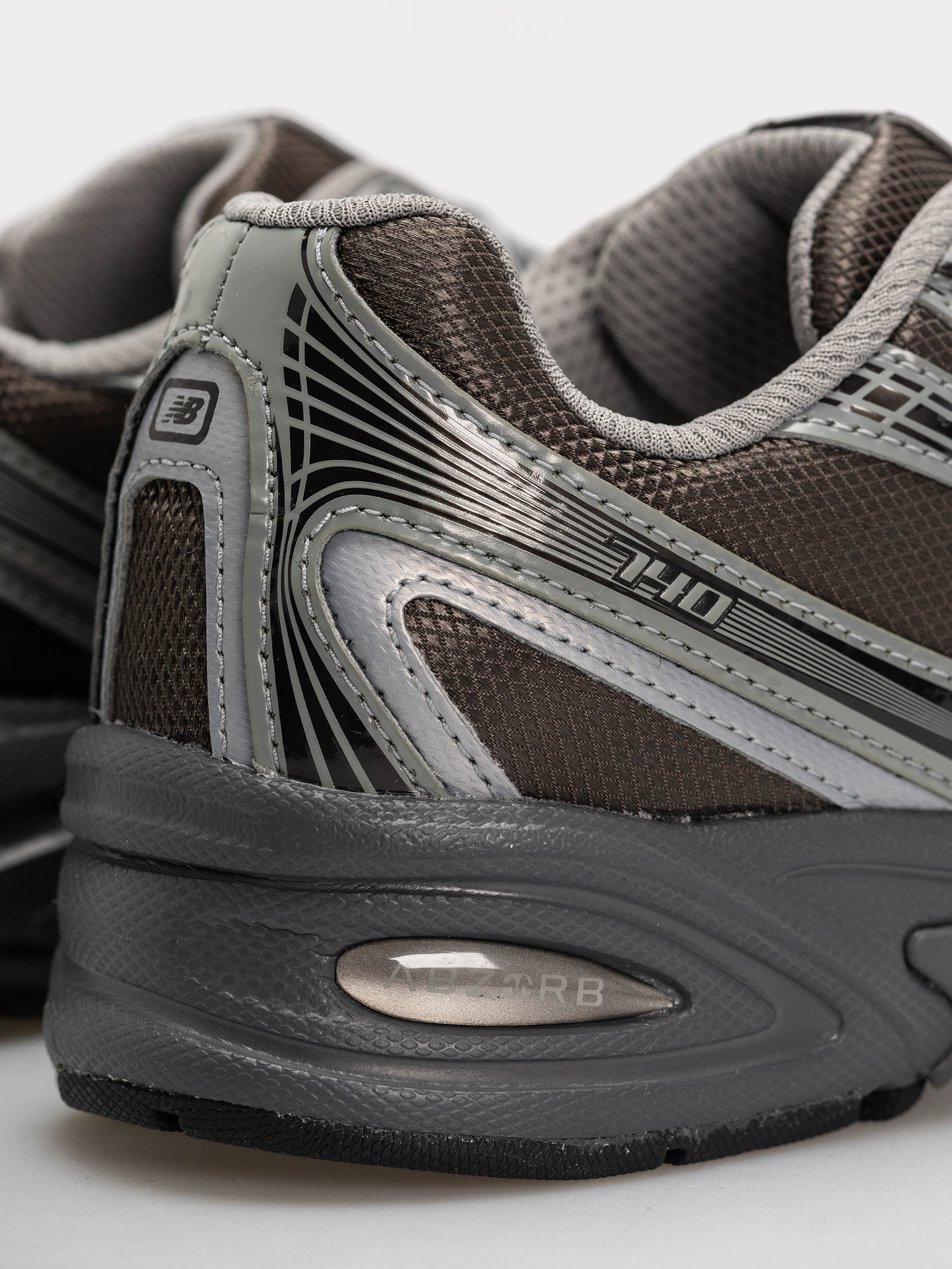 New Balance 740 Schuhe (black metallic/castlerock pfp)