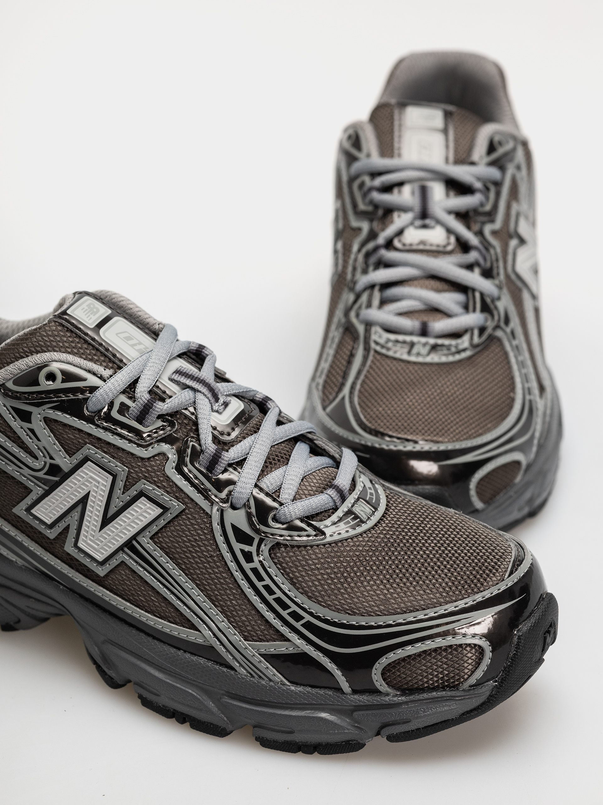 New Balance 740 Shoes (black metallic/castlerock pfp)